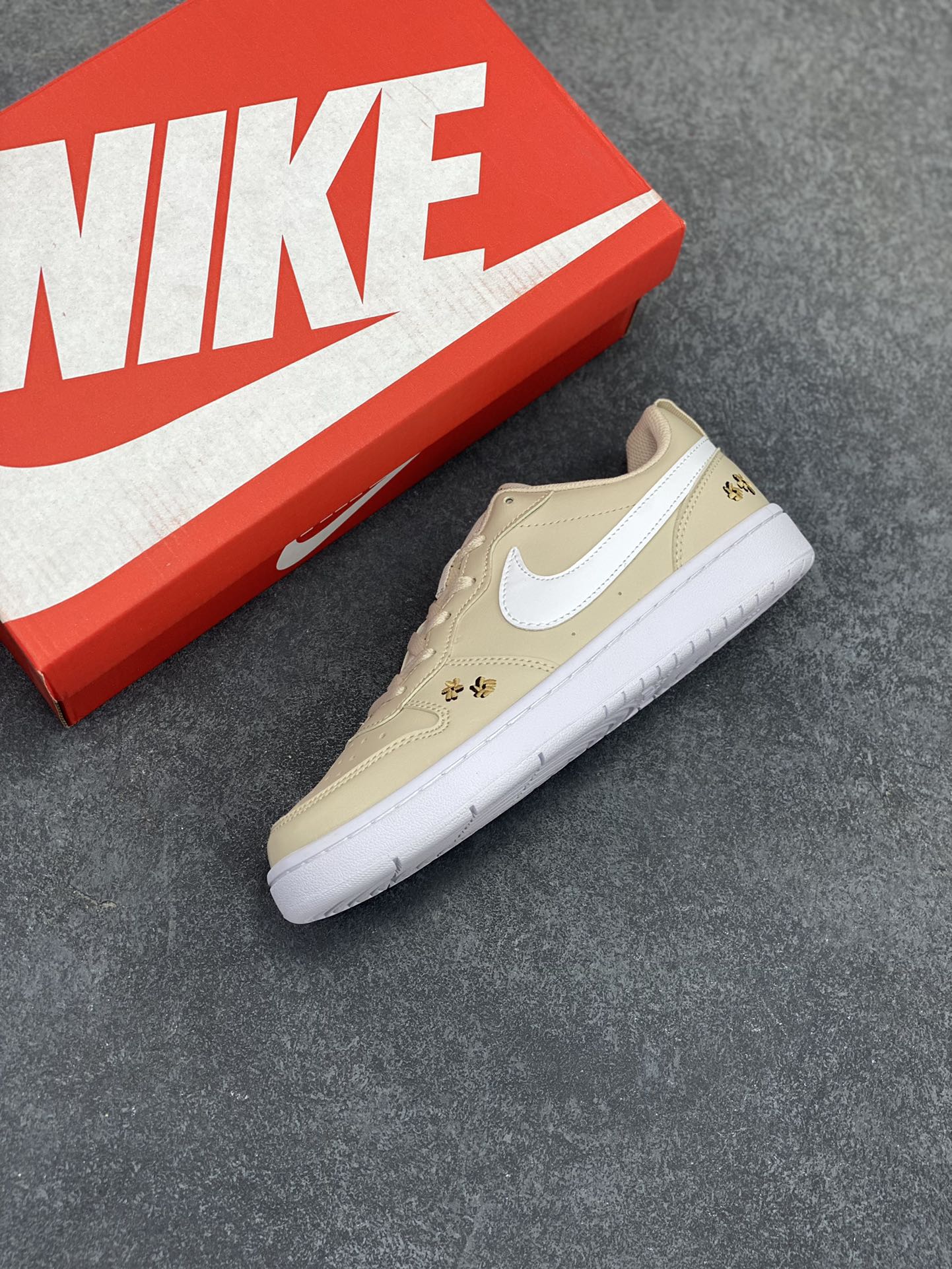 图片[7]-福利特价 Nike Court Borough Low 低帮百搭透气休闲运动板鞋男女鞋 经典耐用的设计，兼顾舒适脚感和出众风范，演绎匠心之作。结构性的支撑贴合感结合复古篮球设计，塑就场外全明星风范。 货号：FZ3136-100 尺码：36 36.5 37.5 38 38.5 39 40 40.5 41 42 42.5 43 44 45-选品中心