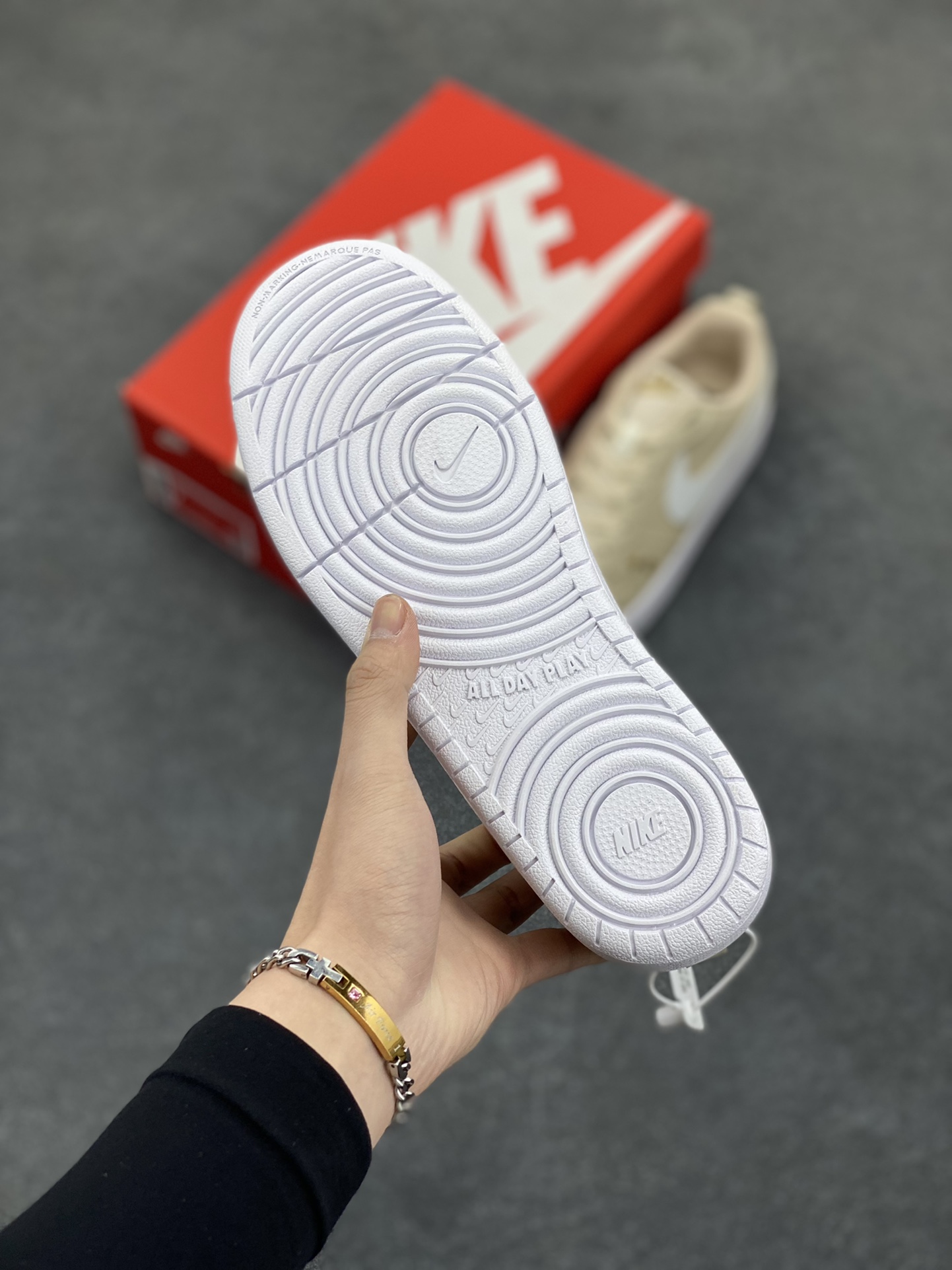 图片[5]-福利特价 Nike Court Borough Low 低帮百搭透气休闲运动板鞋男女鞋 经典耐用的设计，兼顾舒适脚感和出众风范，演绎匠心之作。结构性的支撑贴合感结合复古篮球设计，塑就场外全明星风范。 货号：FZ3136-100 尺码：36 36.5 37.5 38 38.5 39 40 40.5 41 42 42.5 43 44 45-选品中心