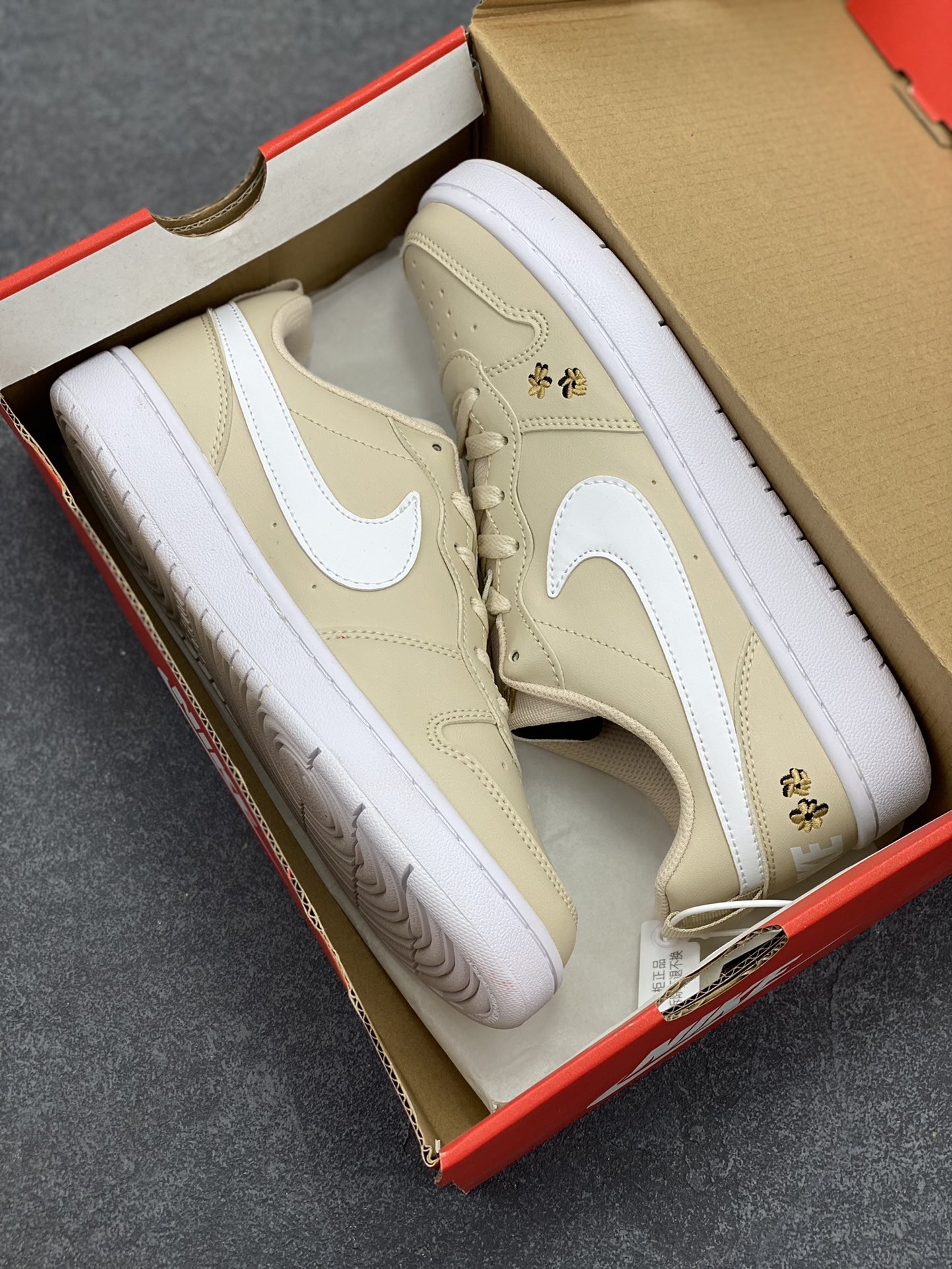 图片[9]-福利特价 Nike Court Borough Low 低帮百搭透气休闲运动板鞋男女鞋 经典耐用的设计，兼顾舒适脚感和出众风范，演绎匠心之作。结构性的支撑贴合感结合复古篮球设计，塑就场外全明星风范。 货号：FZ3136-100 尺码：36 36.5 37.5 38 38.5 39 40 40.5 41 42 42.5 43 44 45-选品中心