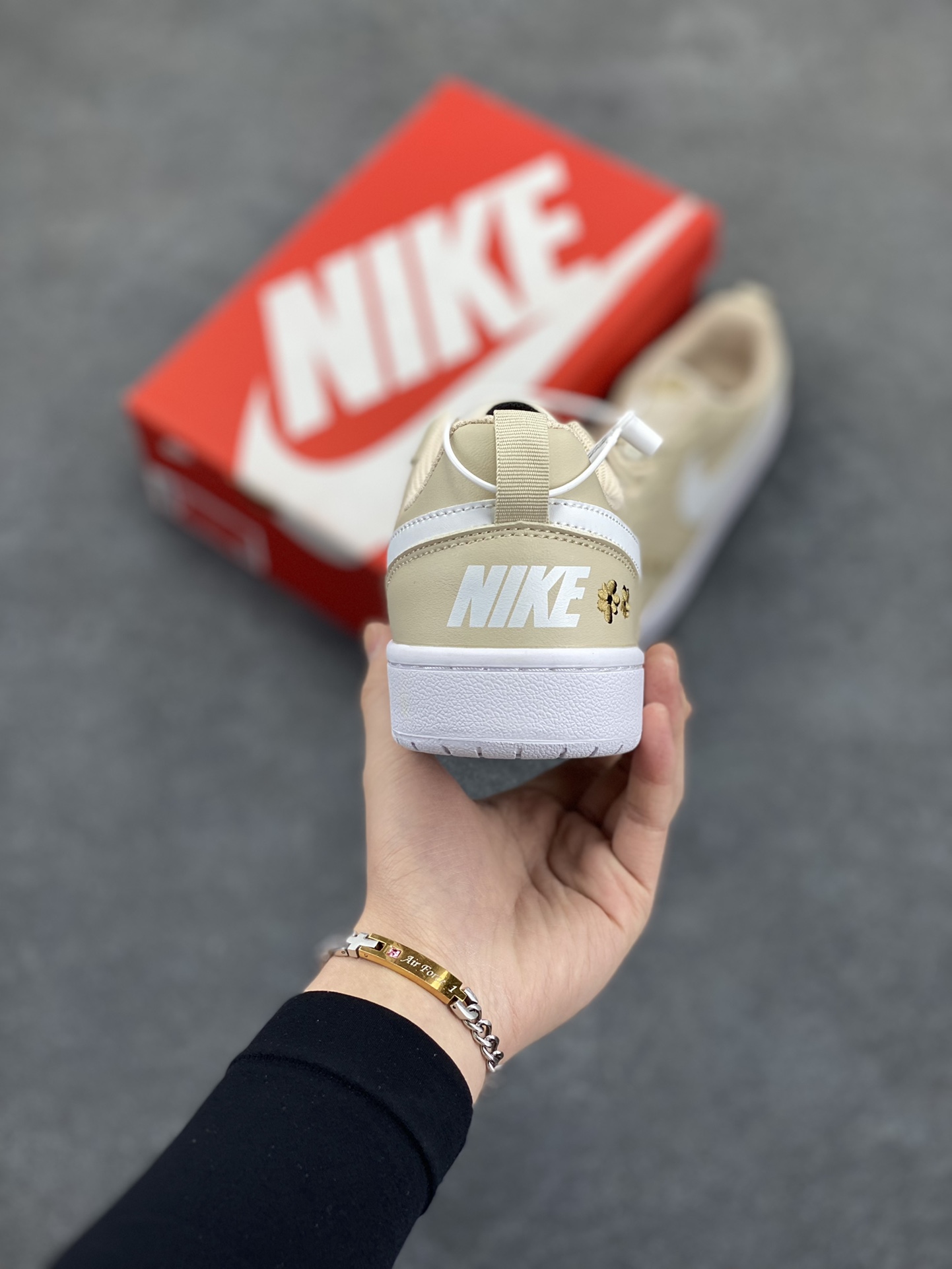 图片[4]-福利特价 Nike Court Borough Low 低帮百搭透气休闲运动板鞋男女鞋 经典耐用的设计，兼顾舒适脚感和出众风范，演绎匠心之作。结构性的支撑贴合感结合复古篮球设计，塑就场外全明星风范。 货号：FZ3136-100 尺码：36 36.5 37.5 38 38.5 39 40 40.5 41 42 42.5 43 44 45-选品中心