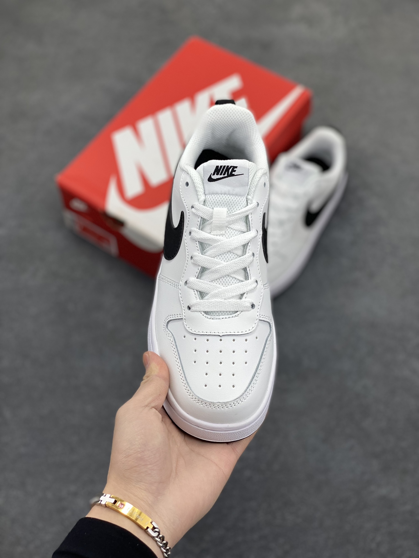 图片[2]-福利特价 Nike Court Borough Low 低帮百搭透气休闲运动板鞋男女鞋 经典耐用的设计，兼顾舒适脚感和出众风范，演绎匠心之作。结构性的支撑贴合感结合复古篮球设计，塑就场外全明星风范。 货号：BQ5448-104 尺码：36 36.5 37.5 38 38.5 39 40 40.5 41 42 42.5 43 44 45-选品中心