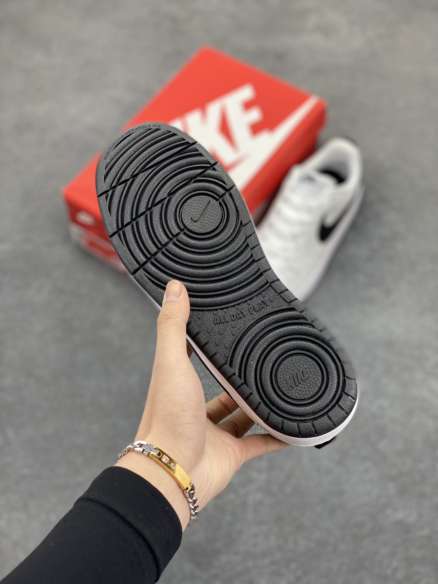 图片[5]-福利特价 Nike Court Borough Low 低帮百搭透气休闲运动板鞋男女鞋 经典耐用的设计，兼顾舒适脚感和出众风范，演绎匠心之作。结构性的支撑贴合感结合复古篮球设计，塑就场外全明星风范。 货号：BQ5448-104 尺码：36 36.5 37.5 38 38.5 39 40 40.5 41 42 42.5 43 44 45-选品中心