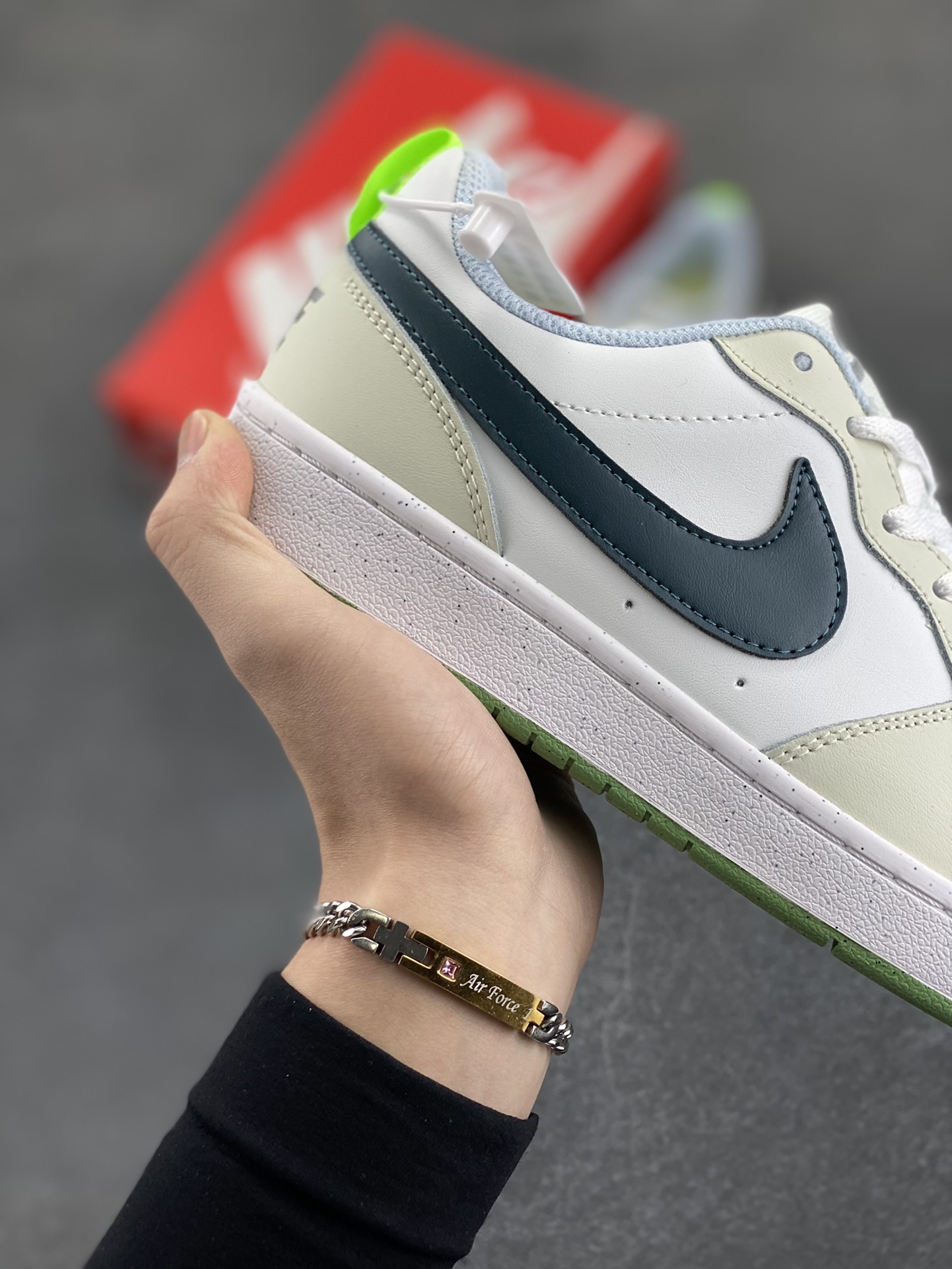 图片[6]-福利特价 Nike Court Borough Low 低帮百搭透气休闲运动板鞋男女鞋 经典耐用的设计，兼顾舒适脚感和出众风范，演绎匠心之作。结构性的支撑贴合感结合复古篮球设计，塑就场外全明星风范。 货号：FV8121-131 尺码：36 36.5 37.5 38 38.5 39 40 40.5 41 42 42.5 43 44 45-选品中心