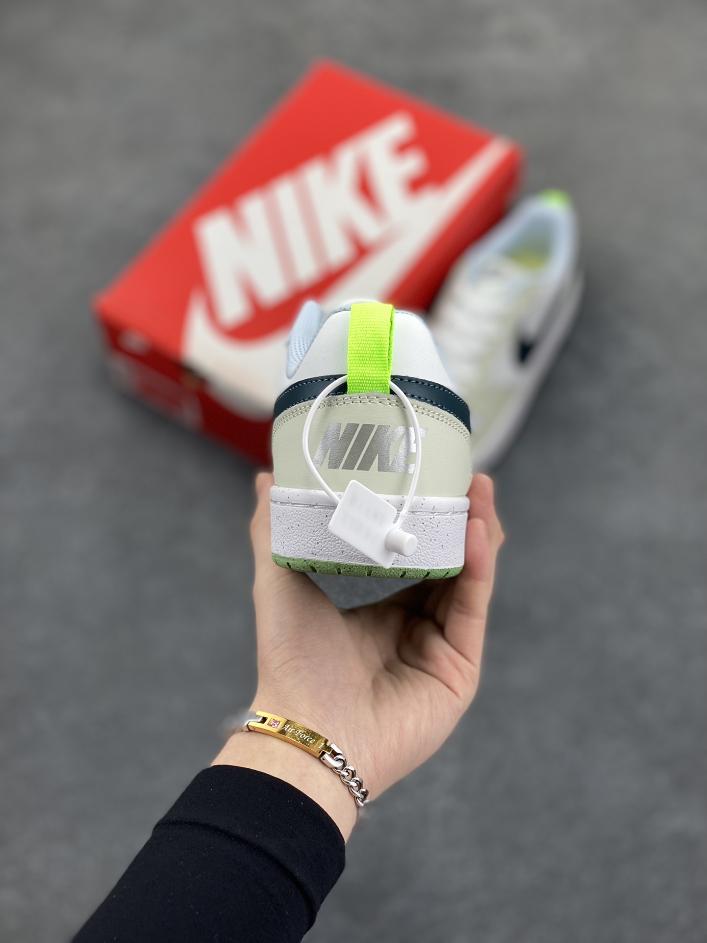 图片[4]-福利特价 Nike Court Borough Low 低帮百搭透气休闲运动板鞋男女鞋 经典耐用的设计，兼顾舒适脚感和出众风范，演绎匠心之作。结构性的支撑贴合感结合复古篮球设计，塑就场外全明星风范。 货号：FV8121-131 尺码：36 36.5 37.5 38 38.5 39 40 40.5 41 42 42.5 43 44 45-选品中心