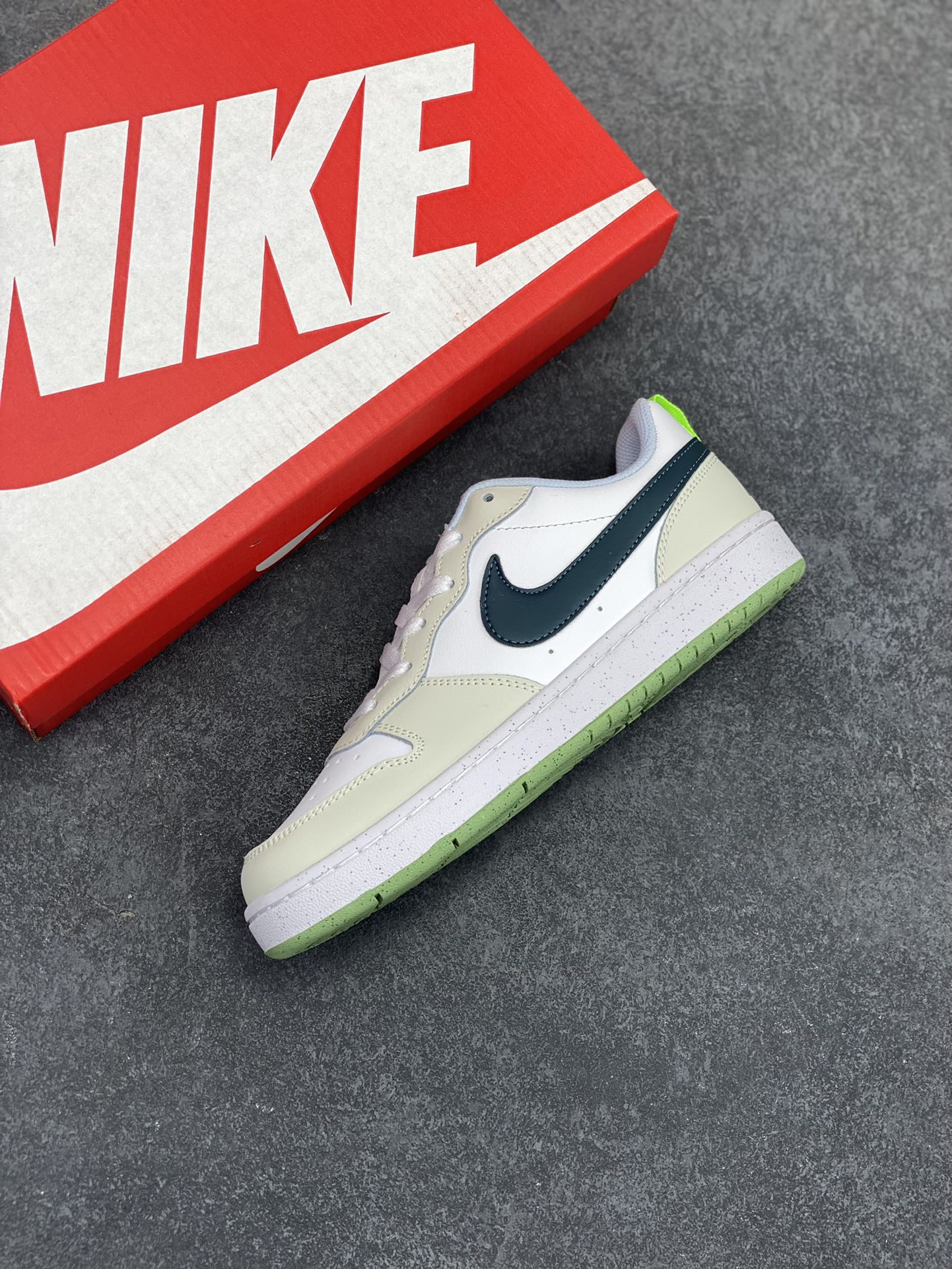 图片[7]-福利特价 Nike Court Borough Low 低帮百搭透气休闲运动板鞋男女鞋 经典耐用的设计，兼顾舒适脚感和出众风范，演绎匠心之作。结构性的支撑贴合感结合复古篮球设计，塑就场外全明星风范。 货号：FV8121-131 尺码：36 36.5 37.5 38 38.5 39 40 40.5 41 42 42.5 43 44 45-选品中心