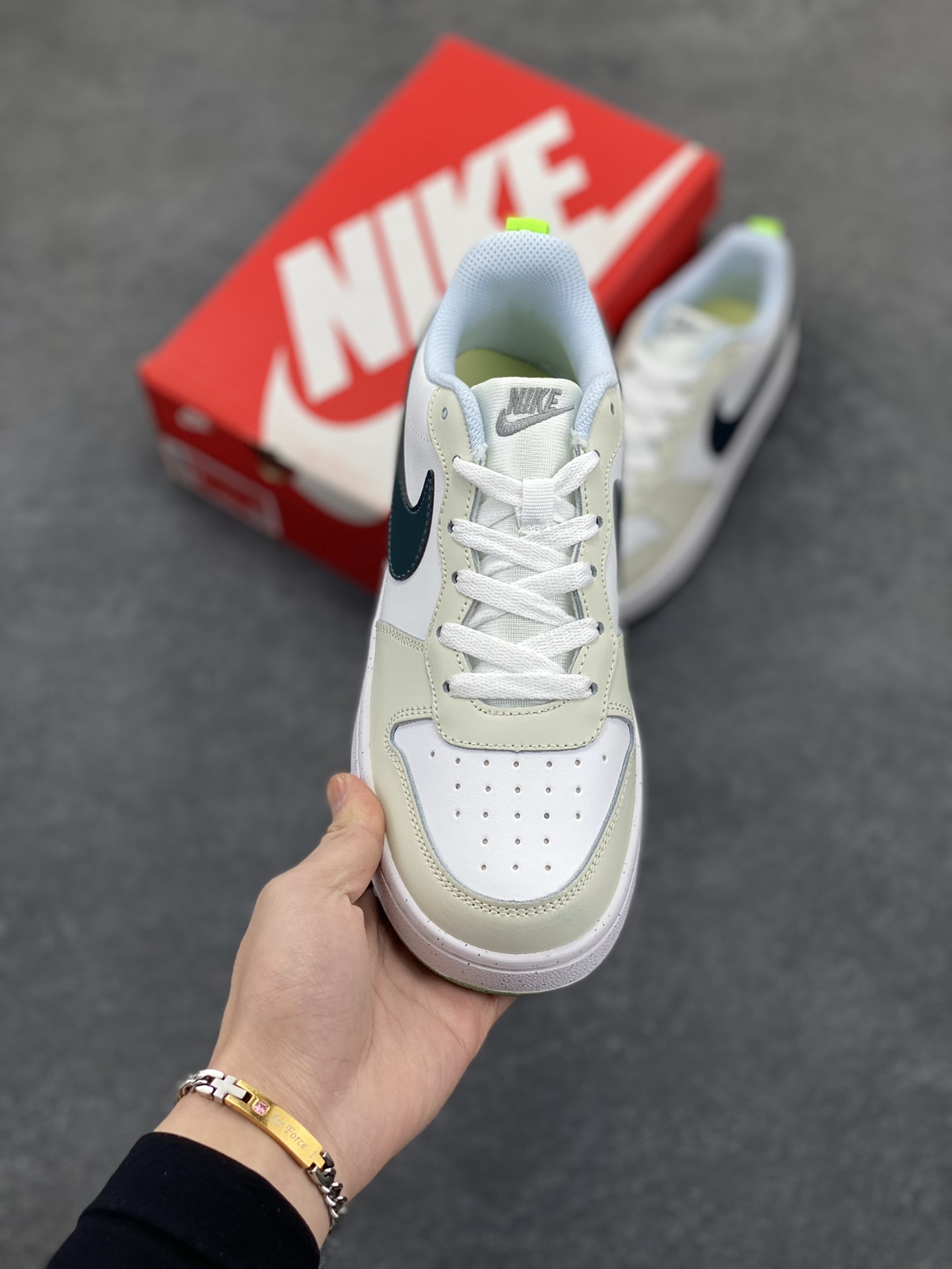 图片[2]-福利特价 Nike Court Borough Low 低帮百搭透气休闲运动板鞋男女鞋 经典耐用的设计，兼顾舒适脚感和出众风范，演绎匠心之作。结构性的支撑贴合感结合复古篮球设计，塑就场外全明星风范。 货号：FV8121-131 尺码：36 36.5 37.5 38 38.5 39 40 40.5 41 42 42.5 43 44 45-选品中心