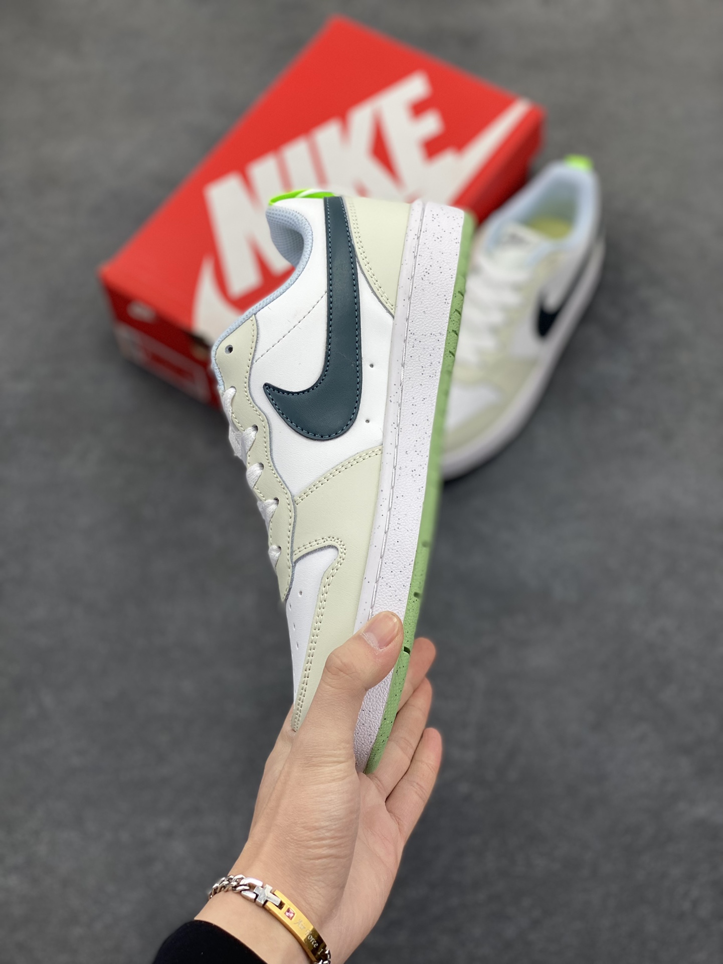 图片[3]-福利特价 Nike Court Borough Low 低帮百搭透气休闲运动板鞋男女鞋 经典耐用的设计，兼顾舒适脚感和出众风范，演绎匠心之作。结构性的支撑贴合感结合复古篮球设计，塑就场外全明星风范。 货号：FV8121-131 尺码：36 36.5 37.5 38 38.5 39 40 40.5 41 42 42.5 43 44 45-选品中心