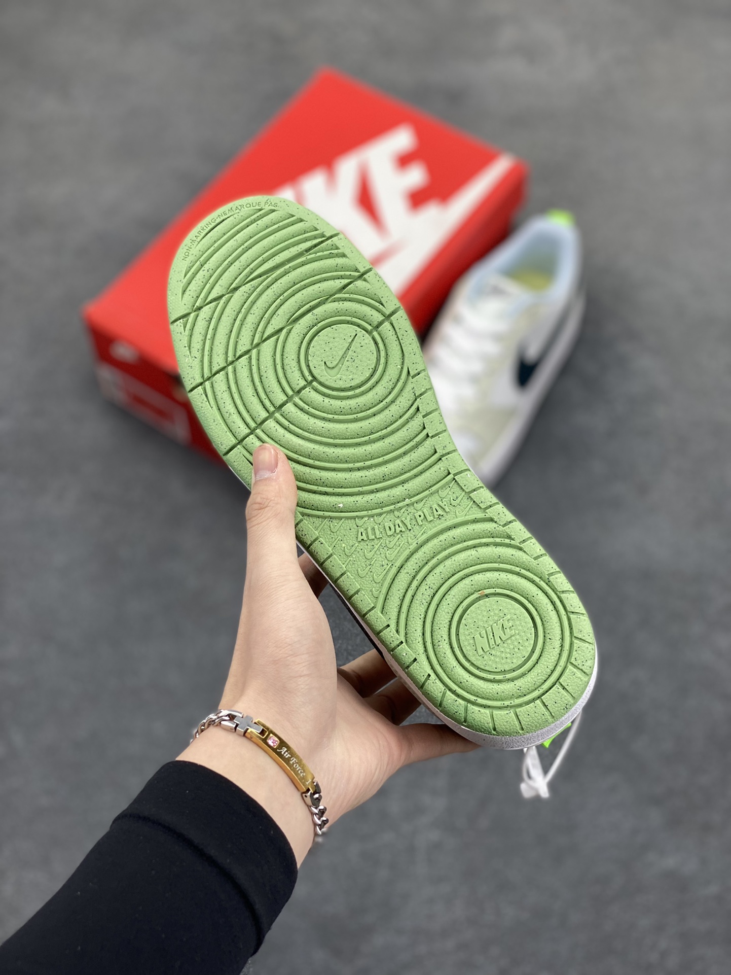 图片[5]-福利特价 Nike Court Borough Low 低帮百搭透气休闲运动板鞋男女鞋 经典耐用的设计，兼顾舒适脚感和出众风范，演绎匠心之作。结构性的支撑贴合感结合复古篮球设计，塑就场外全明星风范。 货号：FV8121-131 尺码：36 36.5 37.5 38 38.5 39 40 40.5 41 42 42.5 43 44 45-选品中心