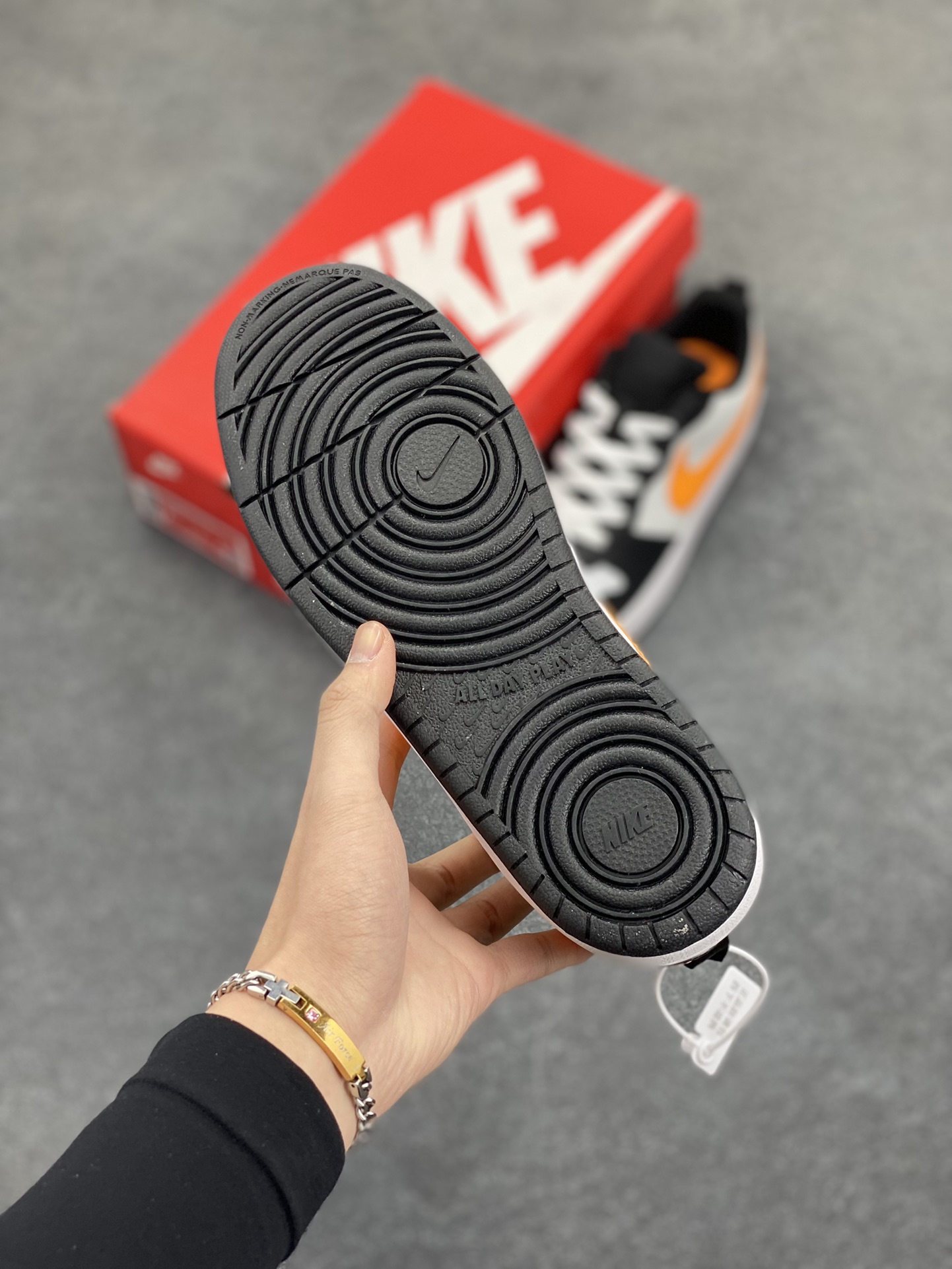 图片[5]-福利特价 Nike Court Borough Low 低帮百搭透气休闲运动板鞋男女鞋 经典耐用的设计，兼顾舒适脚感和出众风范，演绎匠心之作。结构性的支撑贴合感结合复古篮球设计，塑就场外全明星风范。 货号：BQ5448-115 尺码：36 36.5 37.5 38 38.5 39 40 40.5 41 42 42.5 43 44 45-选品中心