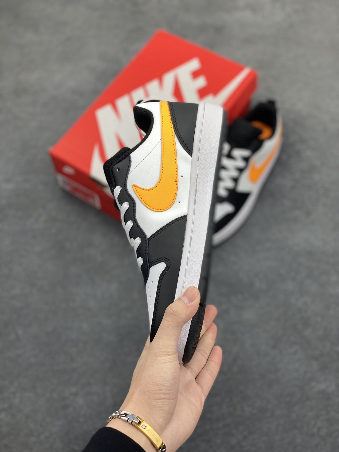 图片[3]-福利特价 Nike Court Borough Low 低帮百搭透气休闲运动板鞋男女鞋 经典耐用的设计，兼顾舒适脚感和出众风范，演绎匠心之作。结构性的支撑贴合感结合复古篮球设计，塑就场外全明星风范。 货号：BQ5448-115 尺码：36 36.5 37.5 38 38.5 39 40 40.5 41 42 42.5 43 44 45-选品中心