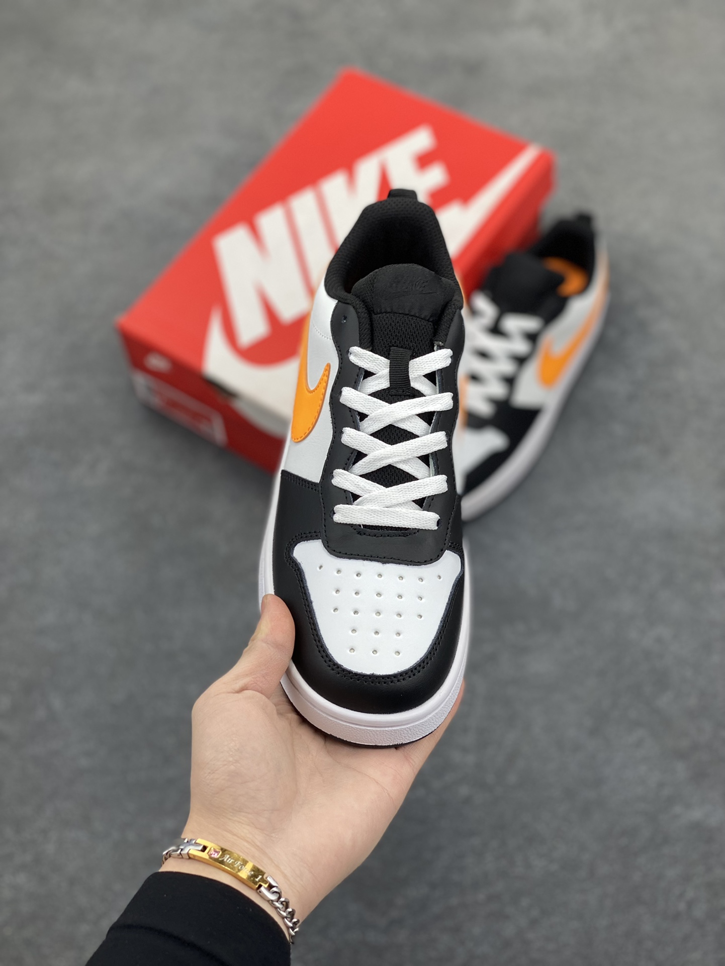 图片[2]-福利特价 Nike Court Borough Low 低帮百搭透气休闲运动板鞋男女鞋 经典耐用的设计，兼顾舒适脚感和出众风范，演绎匠心之作。结构性的支撑贴合感结合复古篮球设计，塑就场外全明星风范。 货号：BQ5448-115 尺码：36 36.5 37.5 38 38.5 39 40 40.5 41 42 42.5 43 44 45-选品中心