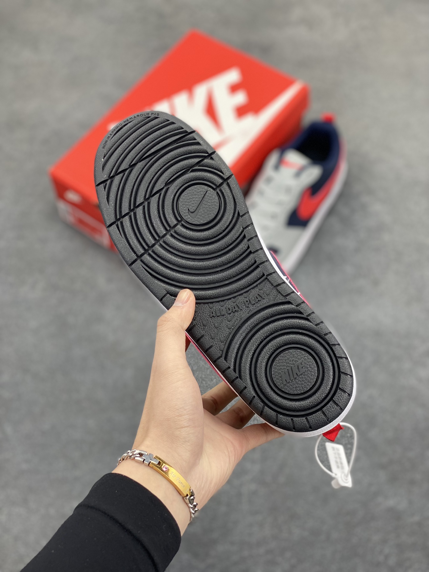 图片[5]-福利特价 Nike Court Borough Low 低帮百搭透气休闲运动板鞋男女鞋 经典耐用的设计，兼顾舒适脚感和出众风范，演绎匠心之作。结构性的支撑贴合感结合复古篮球设计，塑就场外全明星风范。 货号：DV5456-003 尺码：36 36.5 37.5 38 38.5 39 40 40.5 41 42 42.5 43 44 45-选品中心