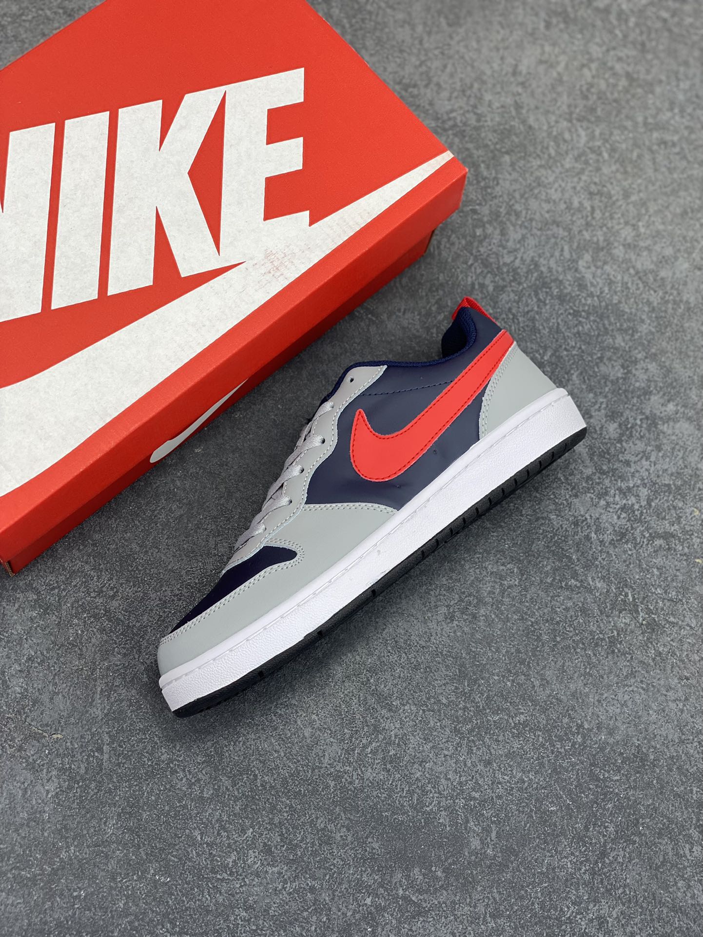 图片[7]-福利特价 Nike Court Borough Low 低帮百搭透气休闲运动板鞋男女鞋 经典耐用的设计，兼顾舒适脚感和出众风范，演绎匠心之作。结构性的支撑贴合感结合复古篮球设计，塑就场外全明星风范。 货号：DV5456-003 尺码：36 36.5 37.5 38 38.5 39 40 40.5 41 42 42.5 43 44 45-选品中心