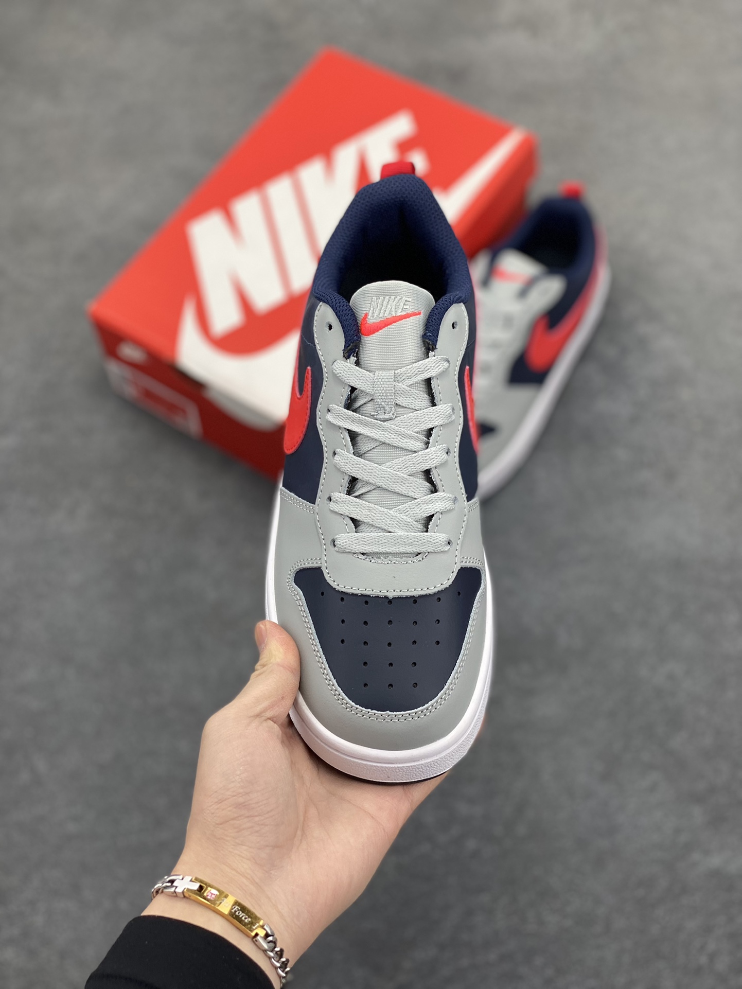 图片[2]-福利特价 Nike Court Borough Low 低帮百搭透气休闲运动板鞋男女鞋 经典耐用的设计，兼顾舒适脚感和出众风范，演绎匠心之作。结构性的支撑贴合感结合复古篮球设计，塑就场外全明星风范。 货号：DV5456-003 尺码：36 36.5 37.5 38 38.5 39 40 40.5 41 42 42.5 43 44 45-选品中心