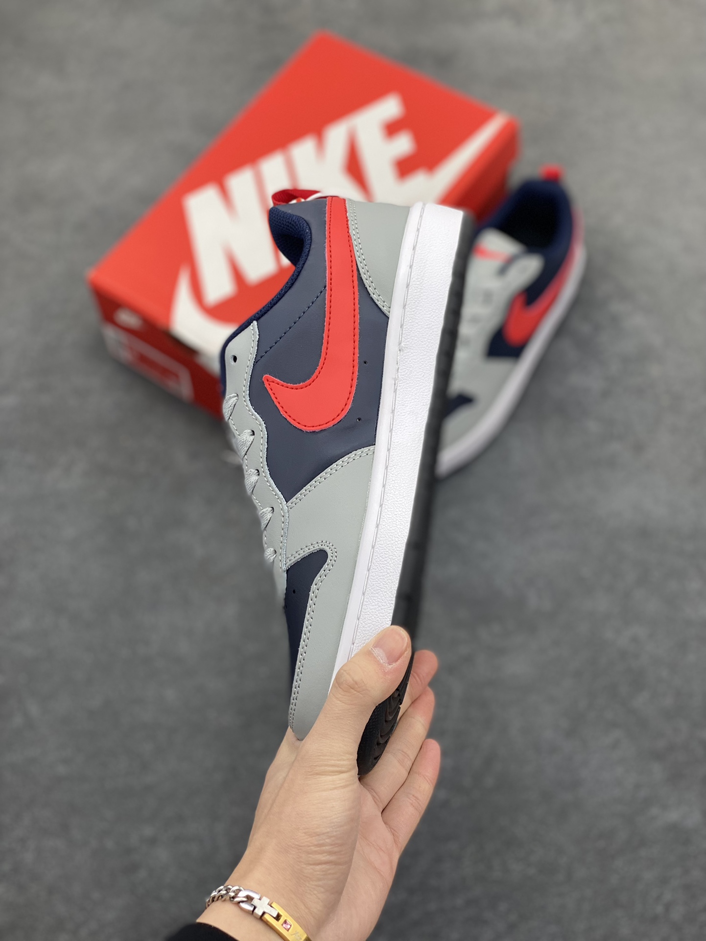 图片[3]-福利特价 Nike Court Borough Low 低帮百搭透气休闲运动板鞋男女鞋 经典耐用的设计，兼顾舒适脚感和出众风范，演绎匠心之作。结构性的支撑贴合感结合复古篮球设计，塑就场外全明星风范。 货号：DV5456-003 尺码：36 36.5 37.5 38 38.5 39 40 40.5 41 42 42.5 43 44 45-选品中心