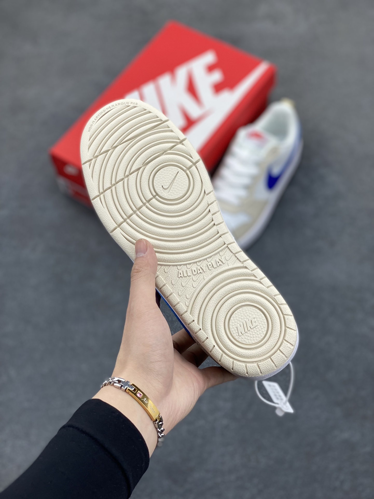 图片[5]-福利特价 Nike Court Borough Low 低帮百搭透气休闲运动板鞋男女鞋 经典耐用的设计，兼顾舒适脚感和出众风范，演绎匠心之作。结构性的支撑贴合感结合复古篮球设计，塑就场外全明星风范。 货号：HQ1189-141 尺码：36 36.5 37.5 38 38.5 39 40 40.5 41 42 42.5 43 44 45-选品中心