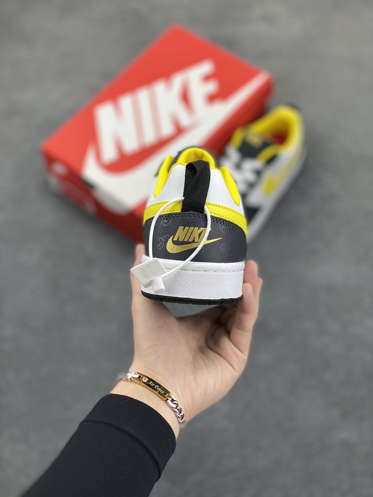 图片[4]-福利特价 Nike Court Borough Low 低帮百搭透气休闲运动板鞋男女鞋 经典耐用的设计，兼顾舒适脚感和出众风范，演绎匠心之作。结构性的支撑贴合感结合复古篮球设计，塑就场外全明星风范。 货号：DO6688-100 尺码：36 36.5 37.5 38 38.5 39 40 40.5 41 42 42.5 43 44 45-选品中心