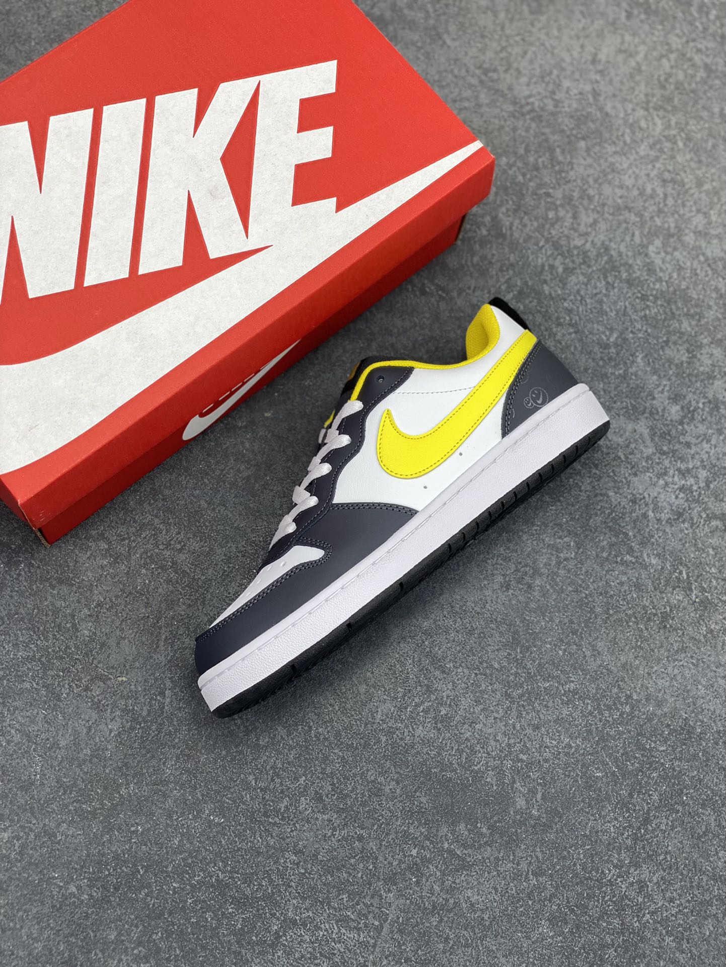 图片[7]-福利特价 Nike Court Borough Low 低帮百搭透气休闲运动板鞋男女鞋 经典耐用的设计，兼顾舒适脚感和出众风范，演绎匠心之作。结构性的支撑贴合感结合复古篮球设计，塑就场外全明星风范。 货号：DO6688-100 尺码：36 36.5 37.5 38 38.5 39 40 40.5 41 42 42.5 43 44 45-选品中心