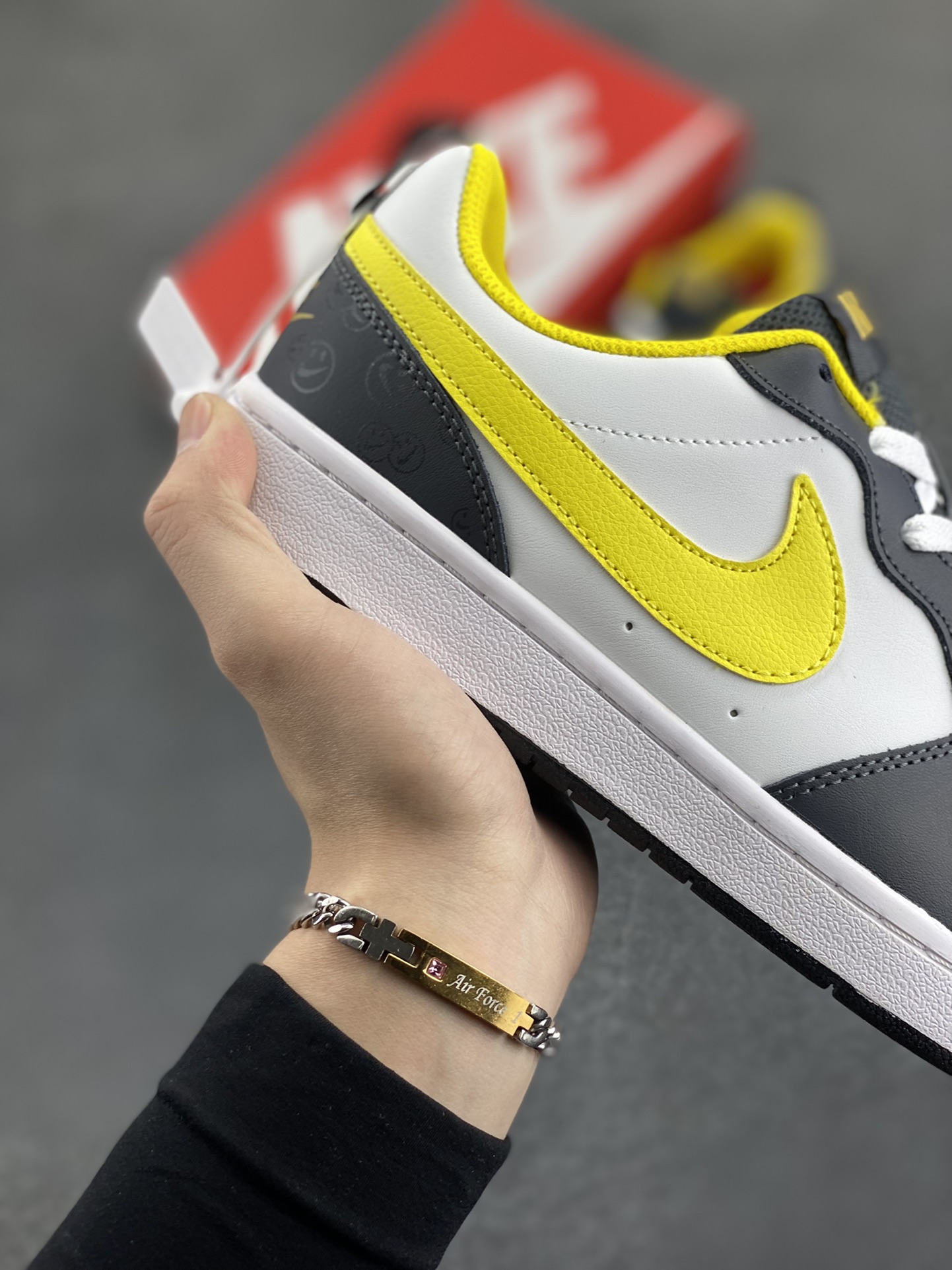 图片[6]-福利特价 Nike Court Borough Low 低帮百搭透气休闲运动板鞋男女鞋 经典耐用的设计，兼顾舒适脚感和出众风范，演绎匠心之作。结构性的支撑贴合感结合复古篮球设计，塑就场外全明星风范。 货号：DO6688-100 尺码：36 36.5 37.5 38 38.5 39 40 40.5 41 42 42.5 43 44 45-选品中心