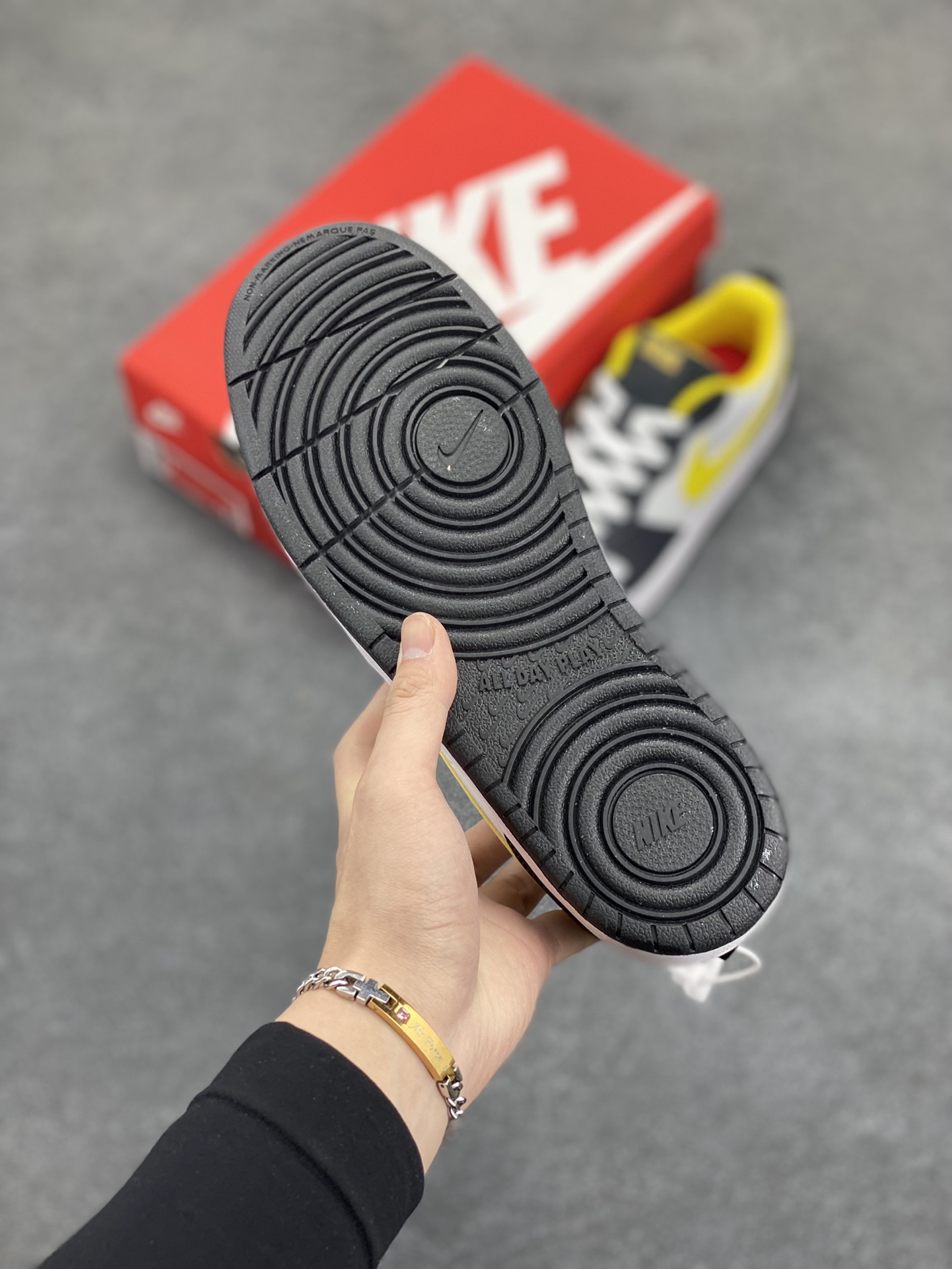 图片[5]-福利特价 Nike Court Borough Low 低帮百搭透气休闲运动板鞋男女鞋 经典耐用的设计，兼顾舒适脚感和出众风范，演绎匠心之作。结构性的支撑贴合感结合复古篮球设计，塑就场外全明星风范。 货号：DO6688-100 尺码：36 36.5 37.5 38 38.5 39 40 40.5 41 42 42.5 43 44 45-选品中心