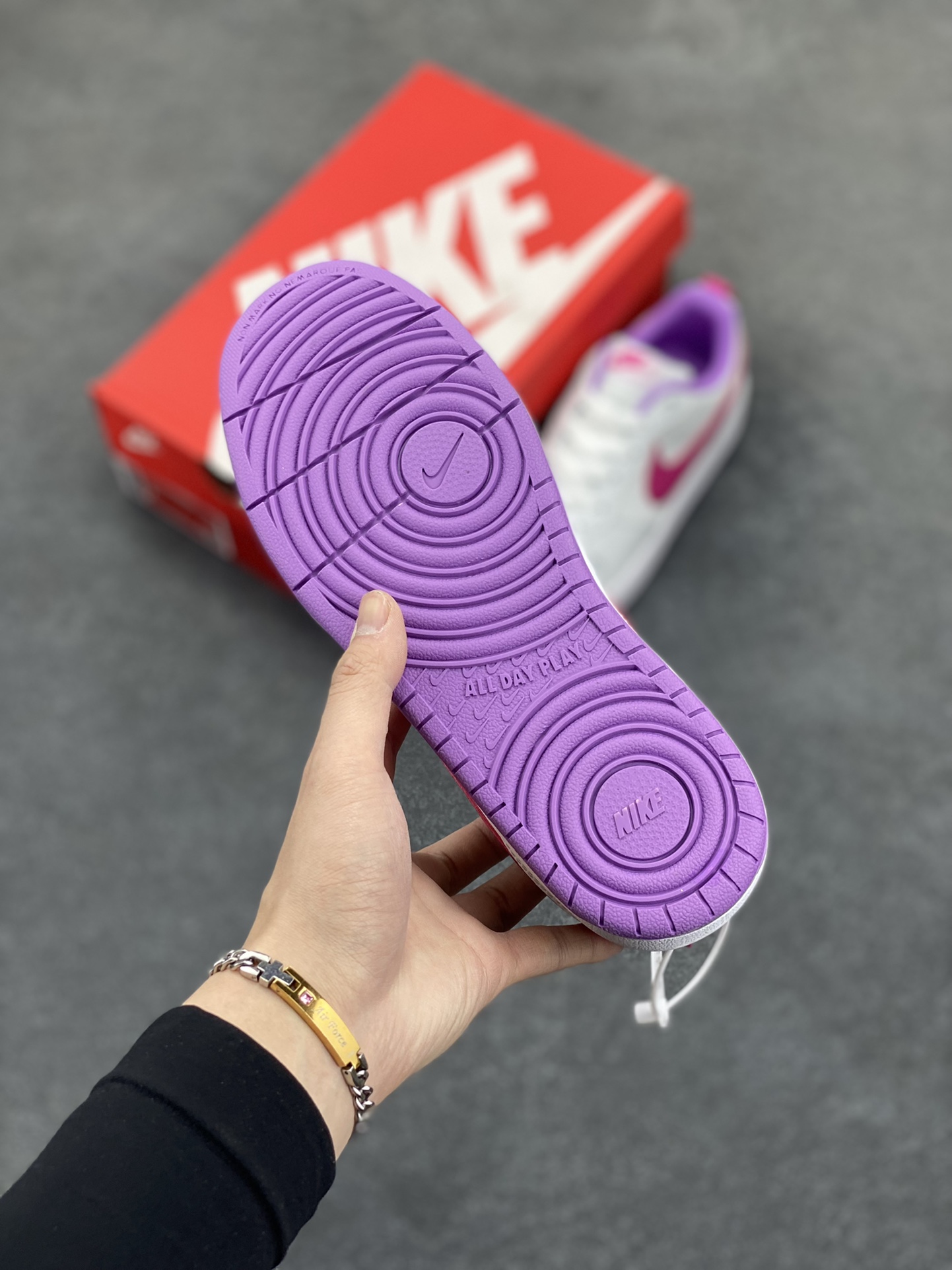 图片[5]-福利特价 Nike Court Borough Low 低帮百搭透气休闲运动板鞋男女鞋 经典耐用的设计，兼顾舒适脚感和出众风范，演绎匠心之作。结构性的支撑贴合感结合复古篮球设计，塑就场外全明星风范。 货号：BQ5448-111 尺码：36 36.5 37.5 38 38.5 39 40 40.5 41 42 42.5 43 44 45-选品中心