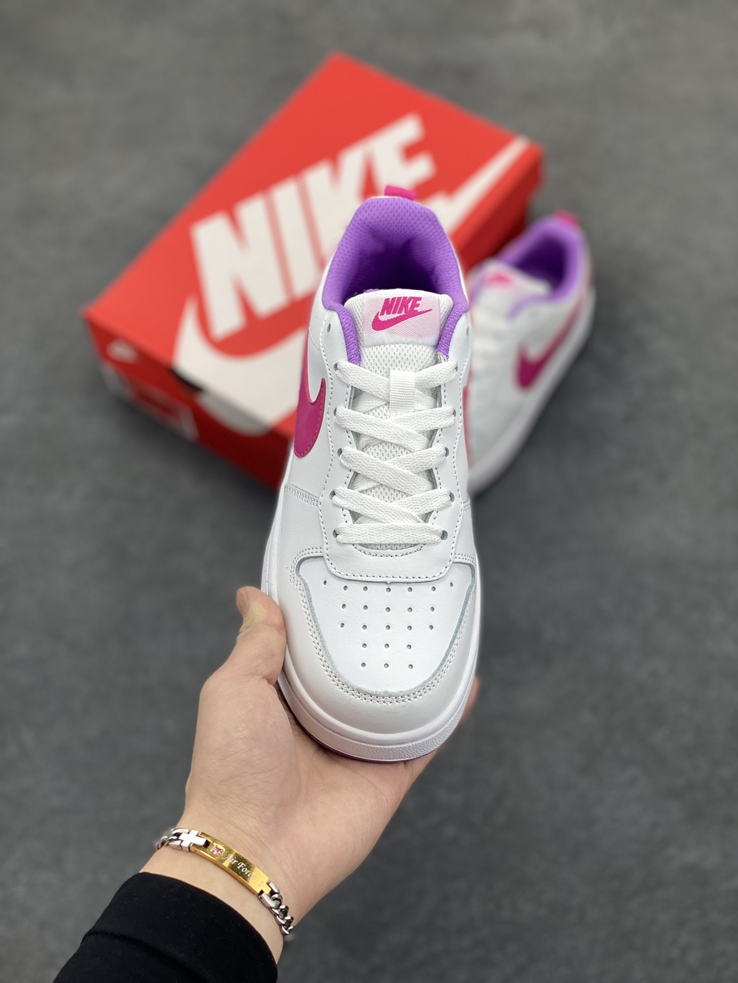 图片[2]-福利特价 Nike Court Borough Low 低帮百搭透气休闲运动板鞋男女鞋 经典耐用的设计，兼顾舒适脚感和出众风范，演绎匠心之作。结构性的支撑贴合感结合复古篮球设计，塑就场外全明星风范。 货号：BQ5448-111 尺码：36 36.5 37.5 38 38.5 39 40 40.5 41 42 42.5 43 44 45-选品中心