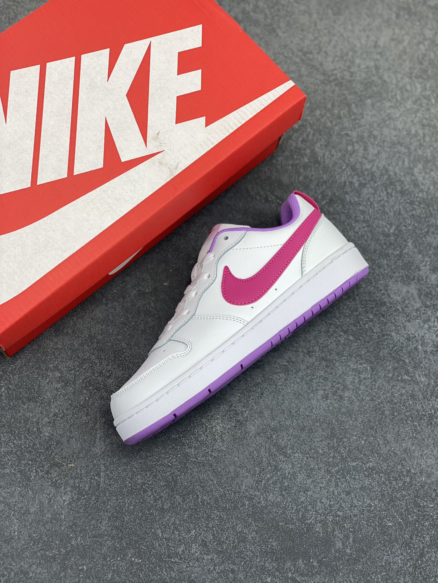 图片[7]-福利特价 Nike Court Borough Low 低帮百搭透气休闲运动板鞋男女鞋 经典耐用的设计，兼顾舒适脚感和出众风范，演绎匠心之作。结构性的支撑贴合感结合复古篮球设计，塑就场外全明星风范。 货号：BQ5448-111 尺码：36 36.5 37.5 38 38.5 39 40 40.5 41 42 42.5 43 44 45-选品中心