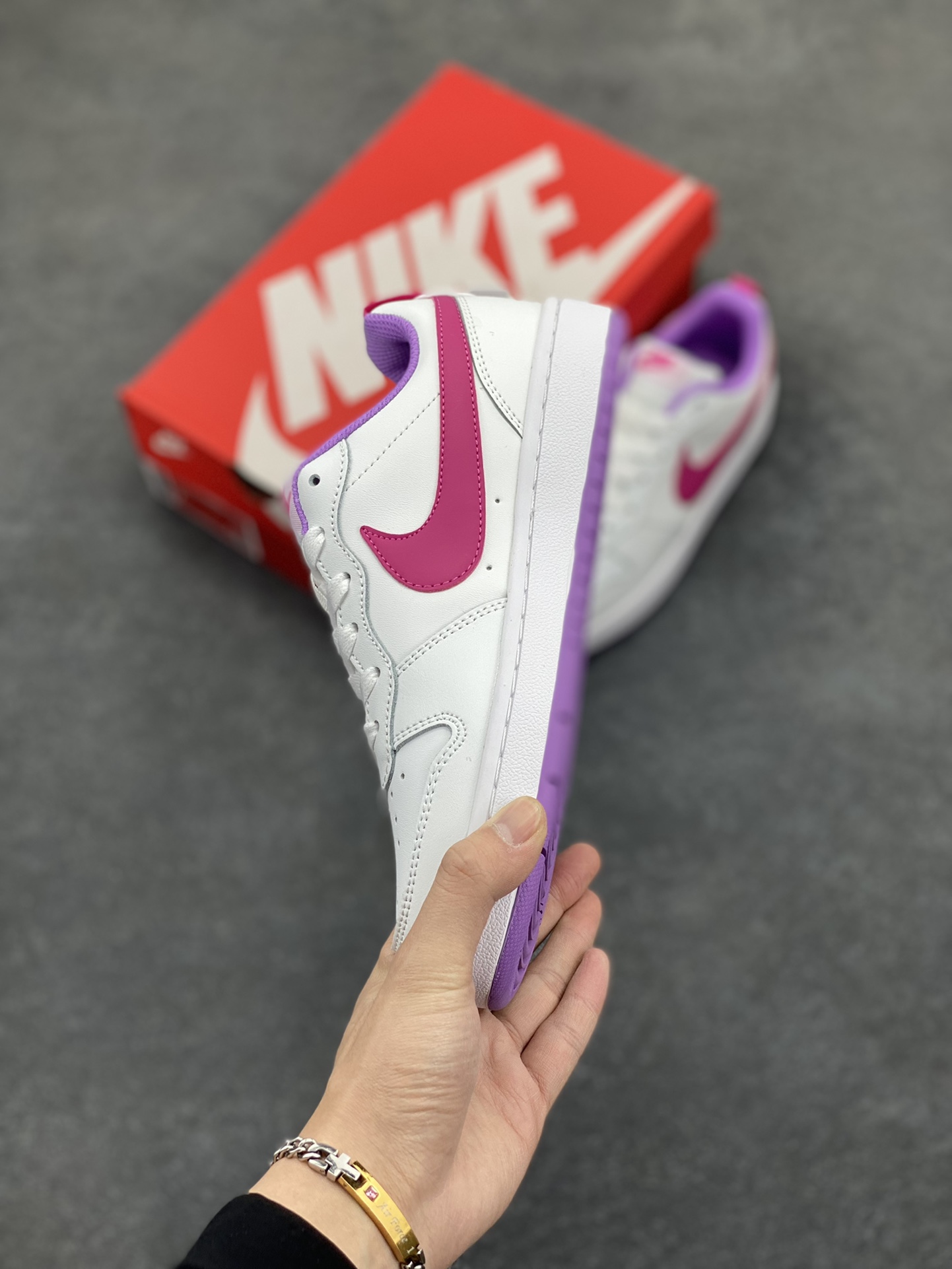 图片[3]-福利特价 Nike Court Borough Low 低帮百搭透气休闲运动板鞋男女鞋 经典耐用的设计，兼顾舒适脚感和出众风范，演绎匠心之作。结构性的支撑贴合感结合复古篮球设计，塑就场外全明星风范。 货号：BQ5448-111 尺码：36 36.5 37.5 38 38.5 39 40 40.5 41 42 42.5 43 44 45-选品中心