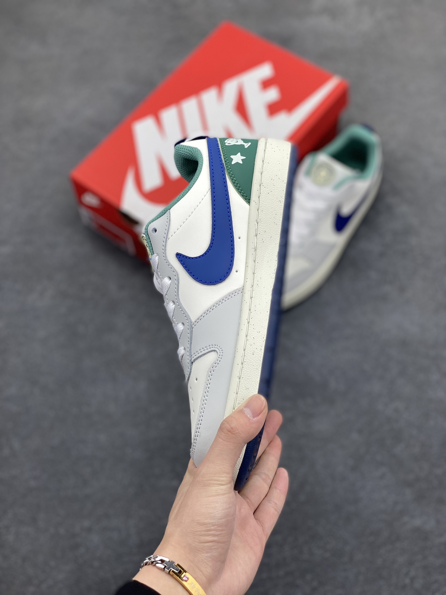 图片[3]-福利特价 Nike Court Borough Low 低帮百搭透气休闲运动板鞋男女鞋 经典耐用的设计，兼顾舒适脚感和出众风范，演绎匠心之作。结构性的支撑贴合感结合复古篮球设计，塑就场外全明星风范。 货号：HM3722-141 尺码：36 36.5 37.5 38 38.5 39 40 40.5 41 42 42.5 43 44 45-选品中心