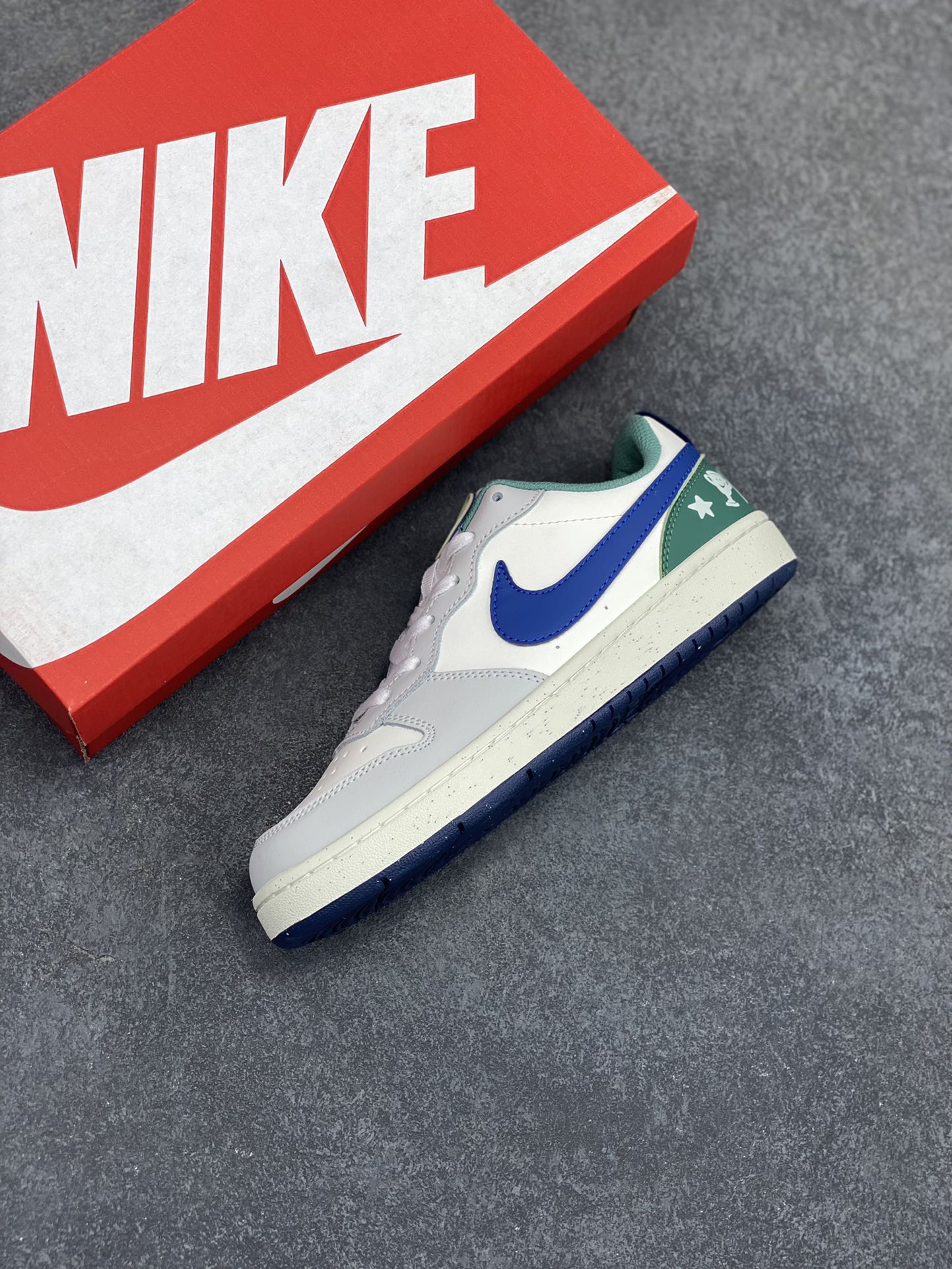 图片[7]-福利特价 Nike Court Borough Low 低帮百搭透气休闲运动板鞋男女鞋 经典耐用的设计，兼顾舒适脚感和出众风范，演绎匠心之作。结构性的支撑贴合感结合复古篮球设计，塑就场外全明星风范。 货号：HM3722-141 尺码：36 36.5 37.5 38 38.5 39 40 40.5 41 42 42.5 43 44 45-选品中心