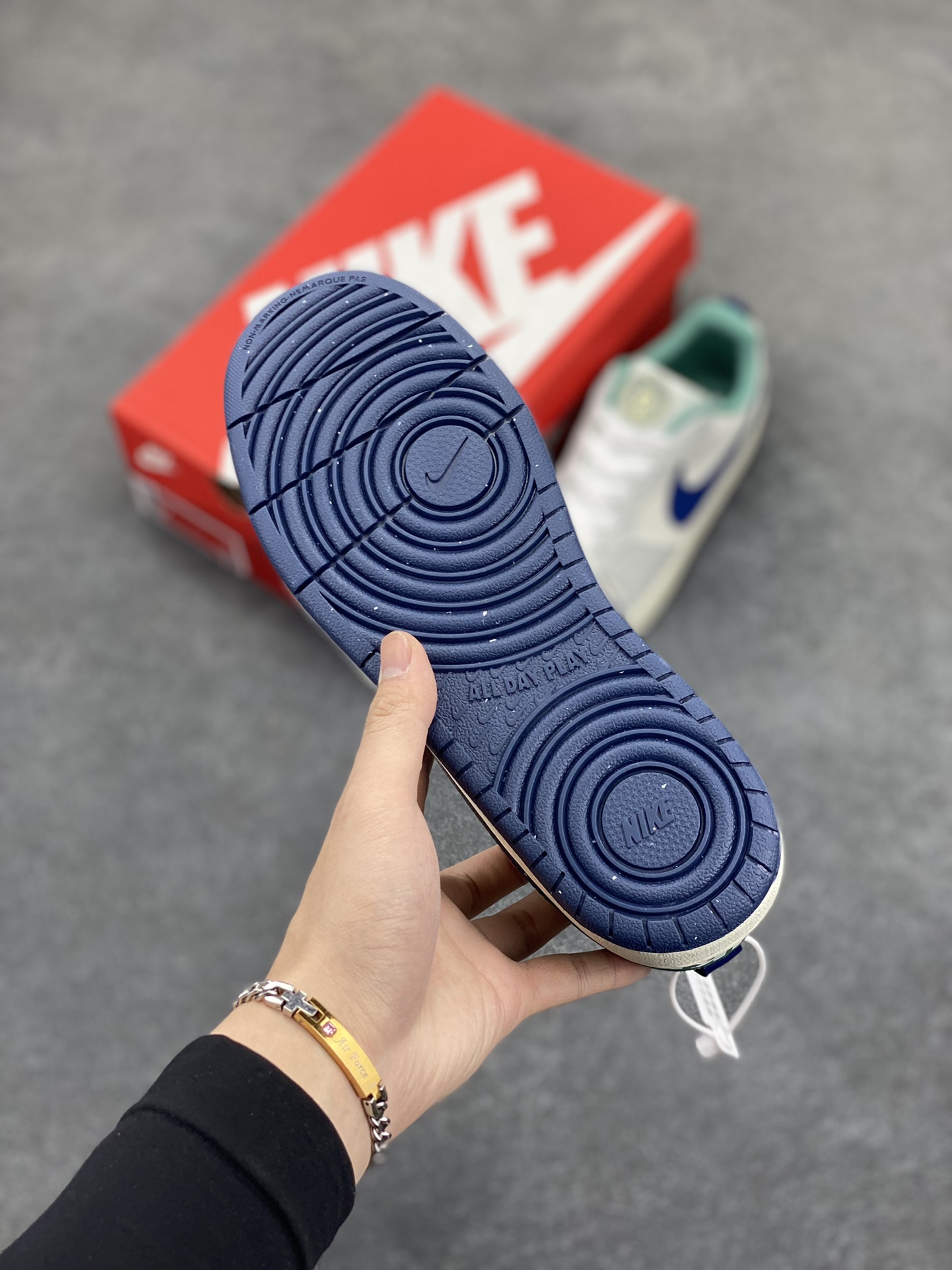 图片[5]-福利特价 Nike Court Borough Low 低帮百搭透气休闲运动板鞋男女鞋 经典耐用的设计，兼顾舒适脚感和出众风范，演绎匠心之作。结构性的支撑贴合感结合复古篮球设计，塑就场外全明星风范。 货号：HM3722-141 尺码：36 36.5 37.5 38 38.5 39 40 40.5 41 42 42.5 43 44 45-选品中心