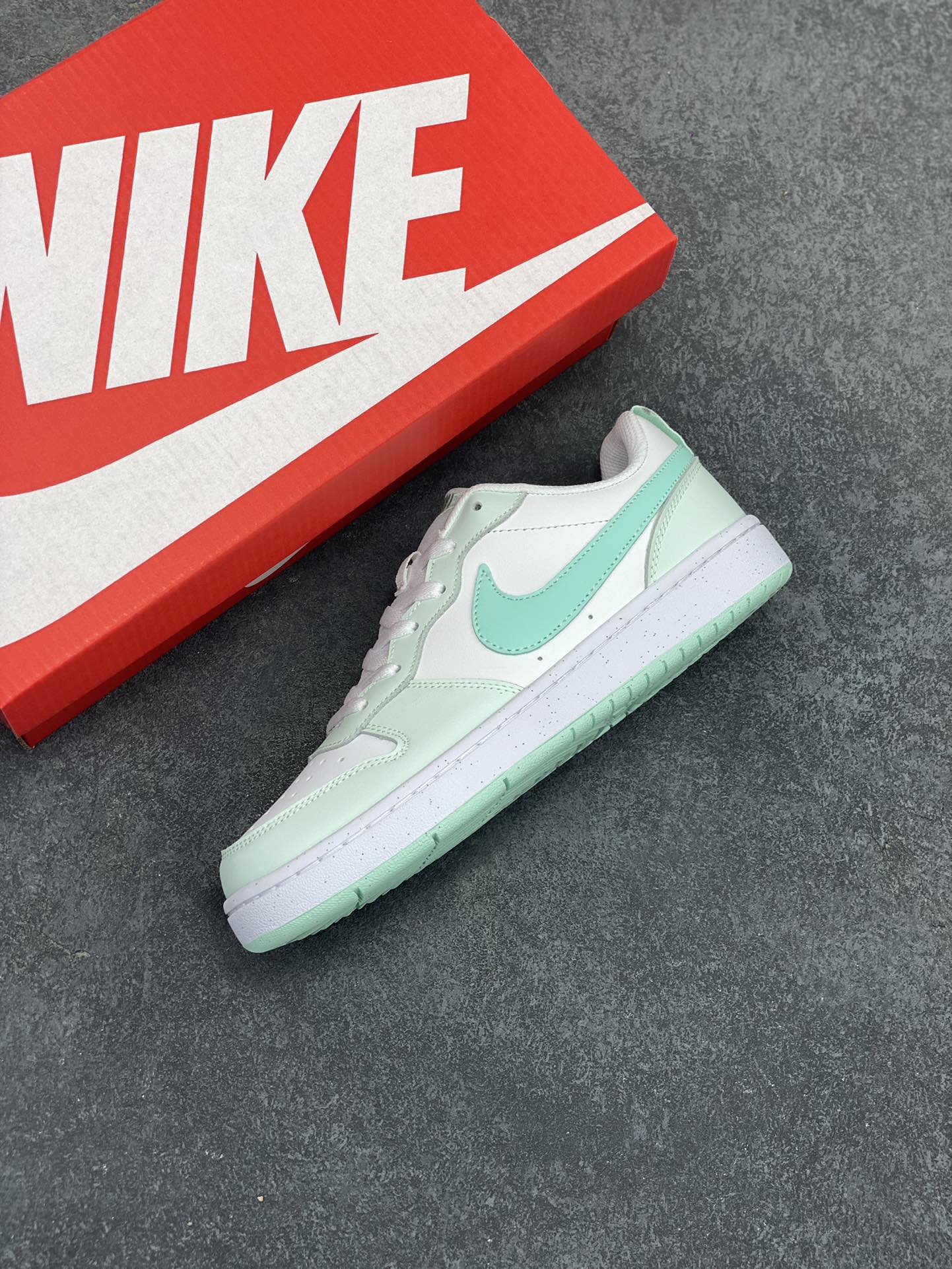 图片[7]-福利特价 Nike Court Borough Low 低帮百搭透气休闲运动板鞋男女鞋 经典耐用的设计，兼顾舒适脚感和出众风范，演绎匠心之作。结构性的支撑贴合感结合复古篮球设计，塑就场外全明星风范。 货号：FZ3539-100 尺码：36 36.5 37.5 38 38.5 39 40 40.5 41 42 42.5 43 44 45-选品中心