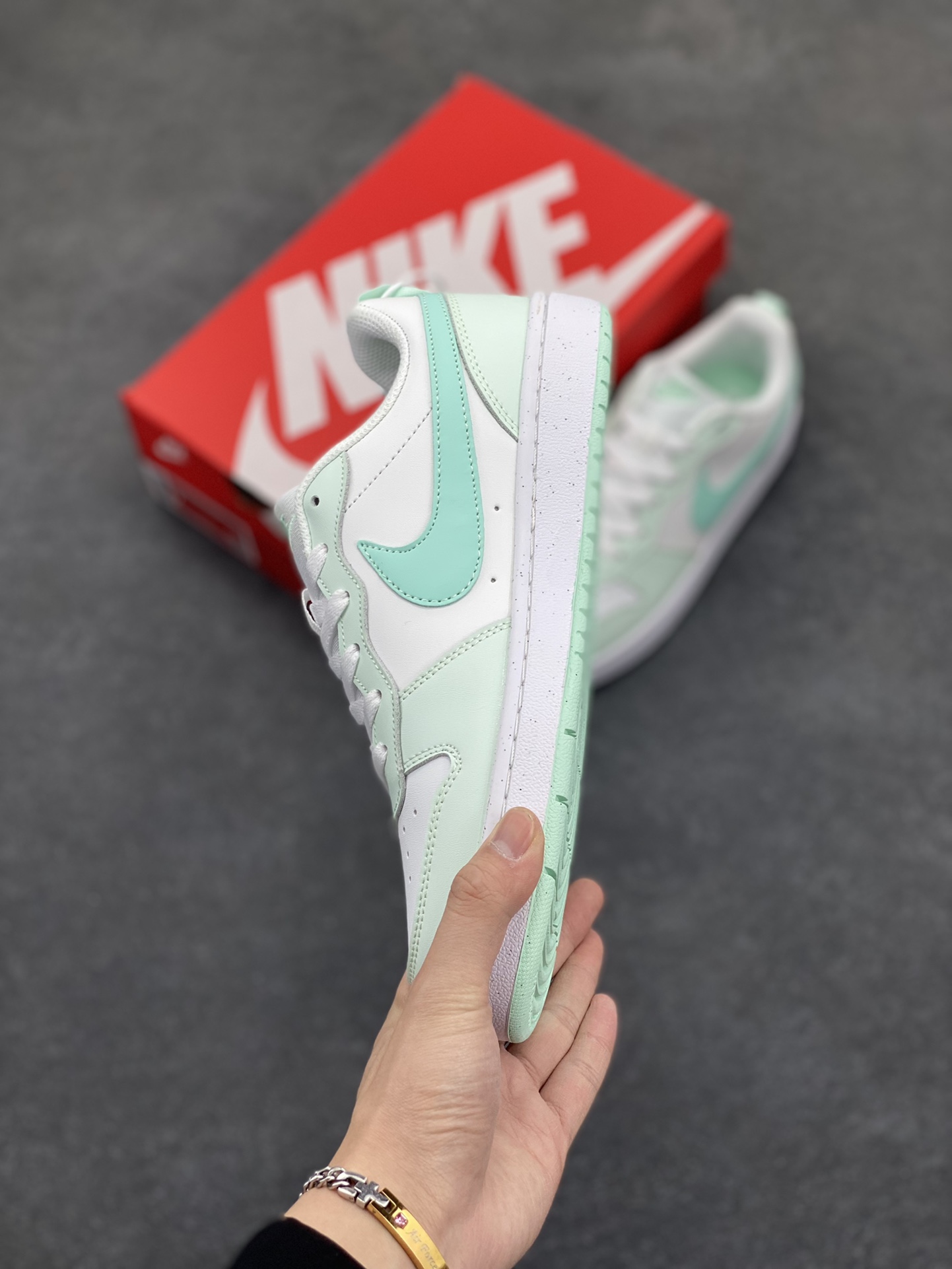 图片[3]-福利特价 Nike Court Borough Low 低帮百搭透气休闲运动板鞋男女鞋 经典耐用的设计，兼顾舒适脚感和出众风范，演绎匠心之作。结构性的支撑贴合感结合复古篮球设计，塑就场外全明星风范。 货号：FZ3539-100 尺码：36 36.5 37.5 38 38.5 39 40 40.5 41 42 42.5 43 44 45-选品中心