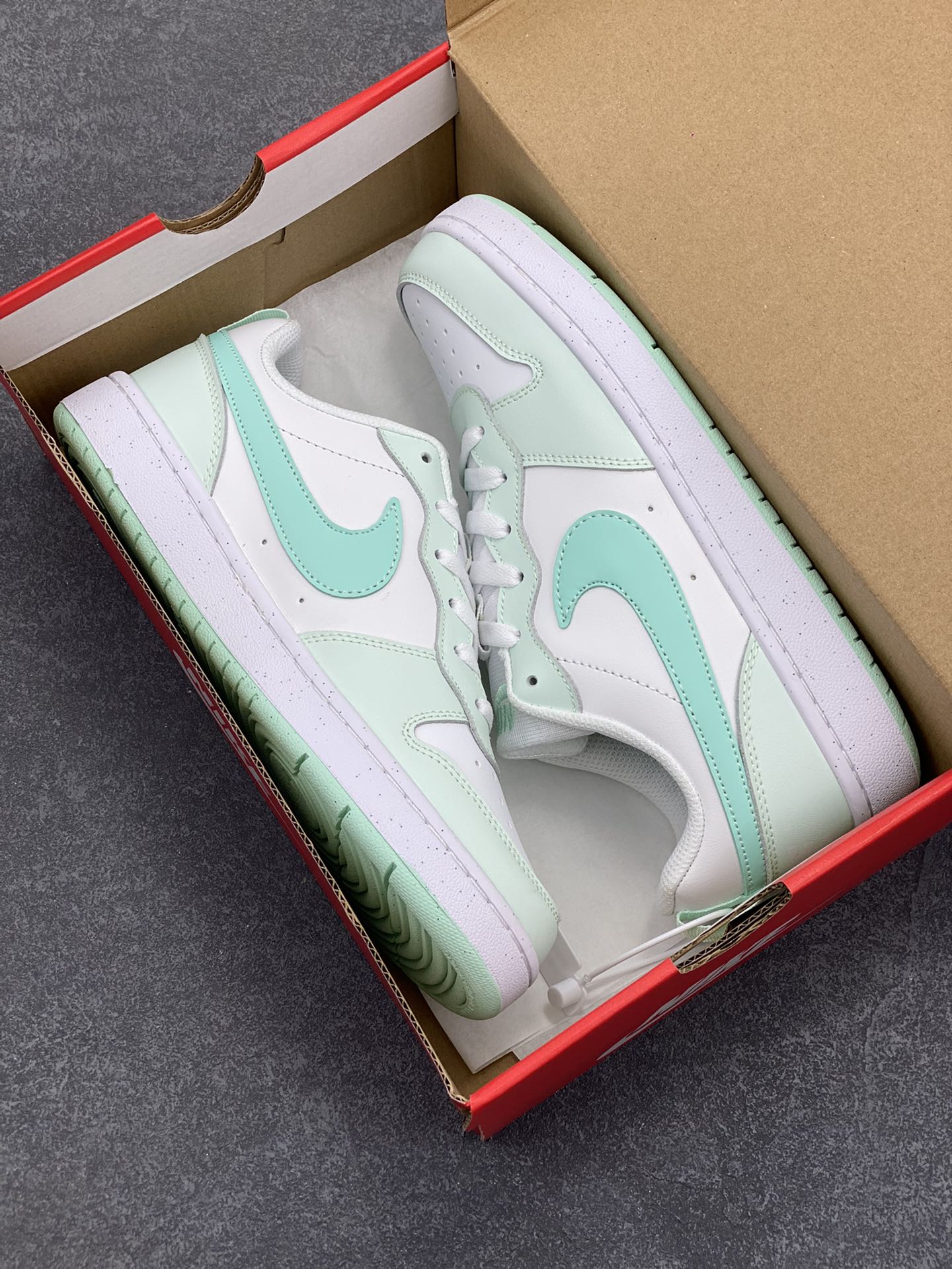 图片[9]-福利特价 Nike Court Borough Low 低帮百搭透气休闲运动板鞋男女鞋 经典耐用的设计，兼顾舒适脚感和出众风范，演绎匠心之作。结构性的支撑贴合感结合复古篮球设计，塑就场外全明星风范。 货号：FZ3539-100 尺码：36 36.5 37.5 38 38.5 39 40 40.5 41 42 42.5 43 44 45-选品中心