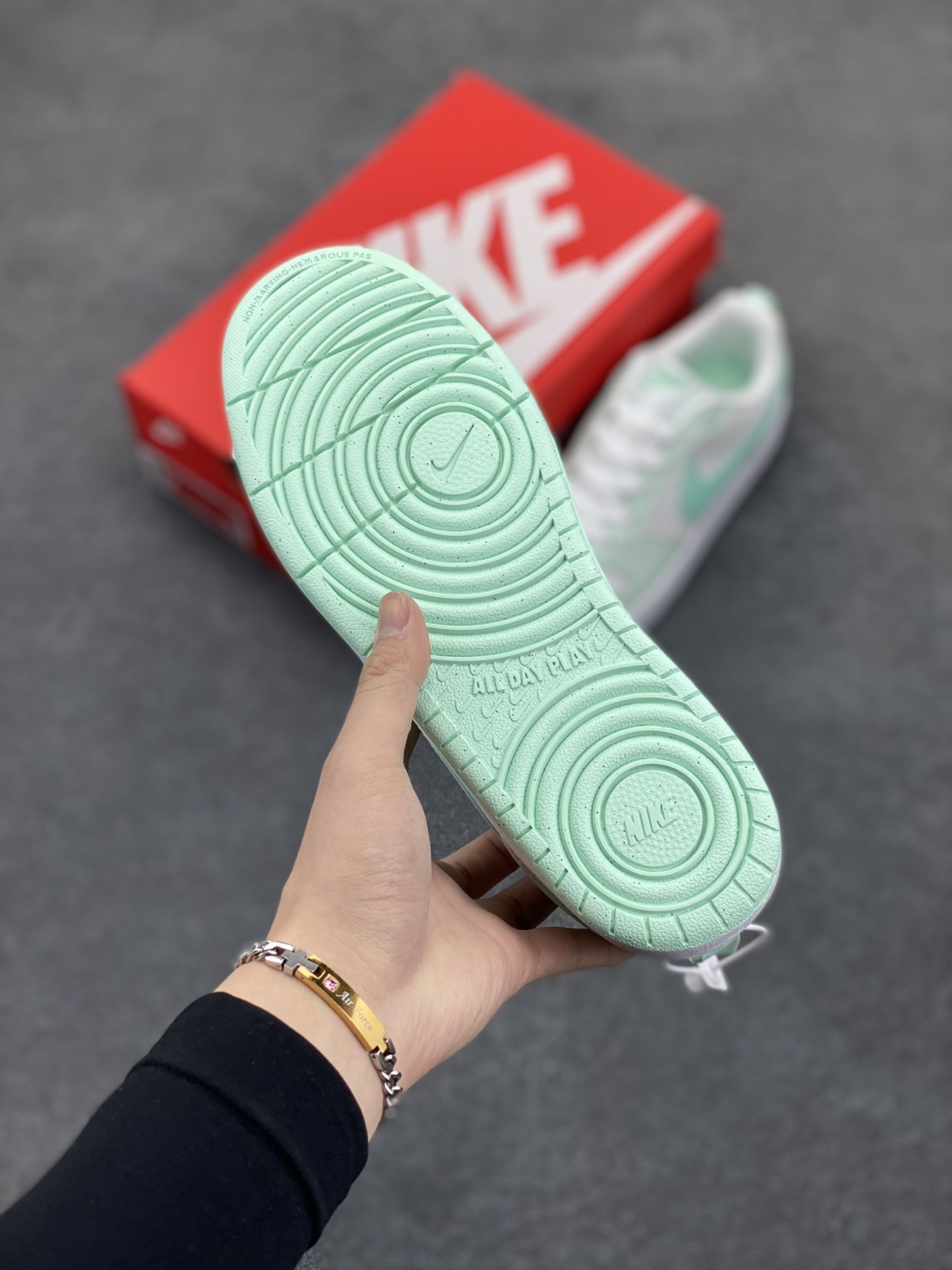 图片[5]-福利特价 Nike Court Borough Low 低帮百搭透气休闲运动板鞋男女鞋 经典耐用的设计，兼顾舒适脚感和出众风范，演绎匠心之作。结构性的支撑贴合感结合复古篮球设计，塑就场外全明星风范。 货号：FZ3539-100 尺码：36 36.5 37.5 38 38.5 39 40 40.5 41 42 42.5 43 44 45-选品中心