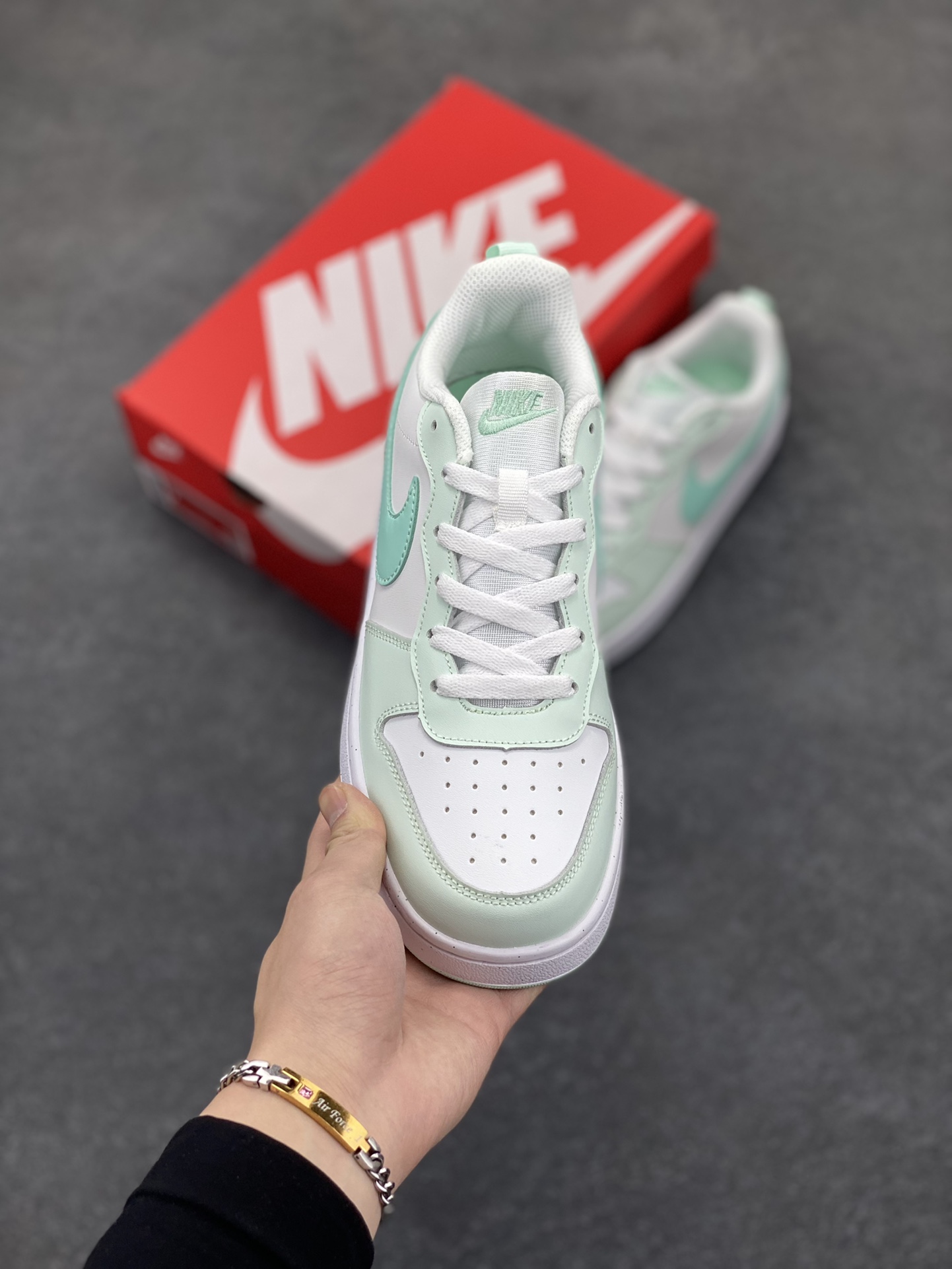 图片[2]-福利特价 Nike Court Borough Low 低帮百搭透气休闲运动板鞋男女鞋 经典耐用的设计，兼顾舒适脚感和出众风范，演绎匠心之作。结构性的支撑贴合感结合复古篮球设计，塑就场外全明星风范。 货号：FZ3539-100 尺码：36 36.5 37.5 38 38.5 39 40 40.5 41 42 42.5 43 44 45-选品中心