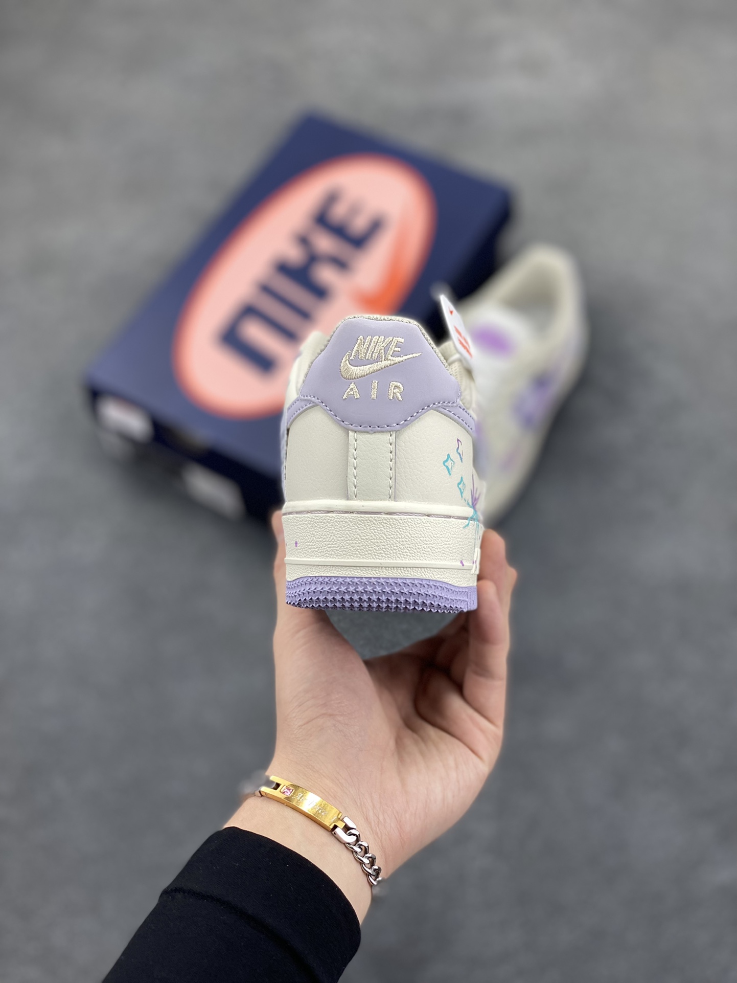 图片[4]-手绘涂鸦“紫蝴蝶”🦋“Purple Butterfly”🦋 空军一号定制板鞋 春至，暖阳倾洒，漫山遍野的紫花烂漫绽放，将大地装点得如梦似幻。花丛间，一只紫蝴蝶翩跹而至，瞬间成为这片美景里最灵动的主角。它的翅膀宛如精心雕琢的艺术品，是那种浓郁而迷人的紫，恰似春日晚霞晕染的色彩，还泛着丝绒般的光泽 货号：FB1839-213 尺码：36 36.5 37.5 38 38.5 39 40 40.5 41 42-选品中心