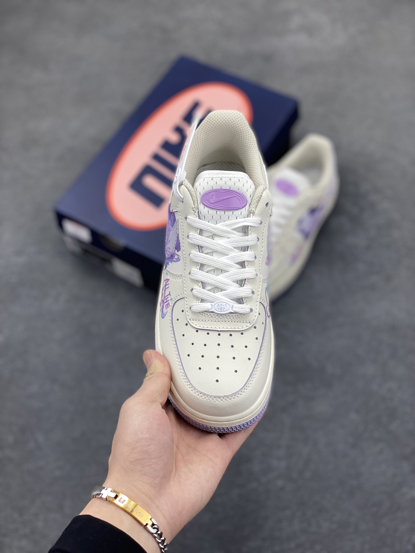图片[2]-手绘涂鸦“紫蝴蝶”🦋“Purple Butterfly”🦋 空军一号定制板鞋 春至，暖阳倾洒，漫山遍野的紫花烂漫绽放，将大地装点得如梦似幻。花丛间，一只紫蝴蝶翩跹而至，瞬间成为这片美景里最灵动的主角。它的翅膀宛如精心雕琢的艺术品，是那种浓郁而迷人的紫，恰似春日晚霞晕染的色彩，还泛着丝绒般的光泽 货号：FB1839-213 尺码：36 36.5 37.5 38 38.5 39 40 40.5 41 42-选品中心