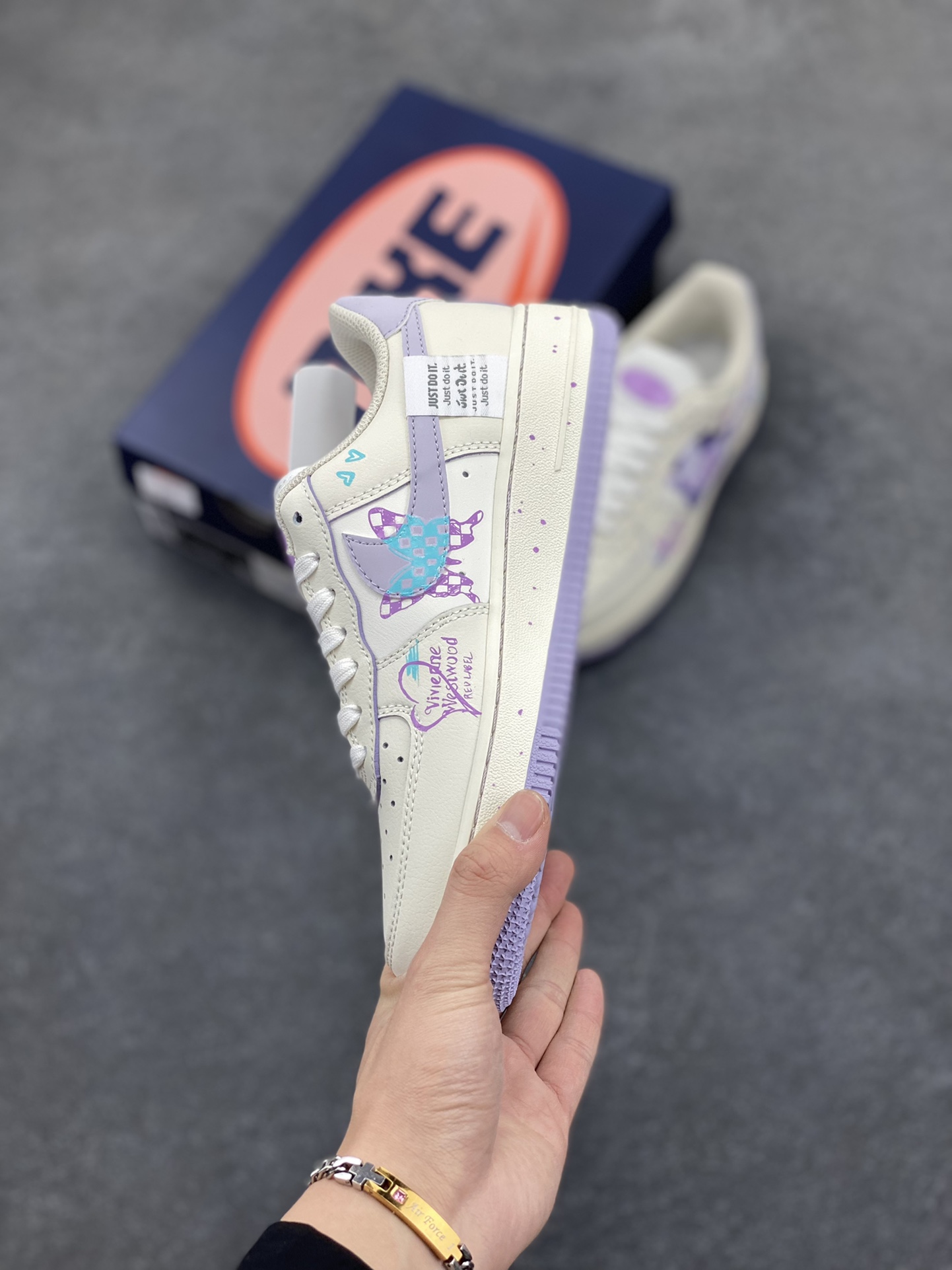 图片[3]-手绘涂鸦“紫蝴蝶”🦋“Purple Butterfly”🦋 空军一号定制板鞋 春至，暖阳倾洒，漫山遍野的紫花烂漫绽放，将大地装点得如梦似幻。花丛间，一只紫蝴蝶翩跹而至，瞬间成为这片美景里最灵动的主角。它的翅膀宛如精心雕琢的艺术品，是那种浓郁而迷人的紫，恰似春日晚霞晕染的色彩，还泛着丝绒般的光泽 货号：FB1839-213 尺码：36 36.5 37.5 38 38.5 39 40 40.5 41 42-选品中心