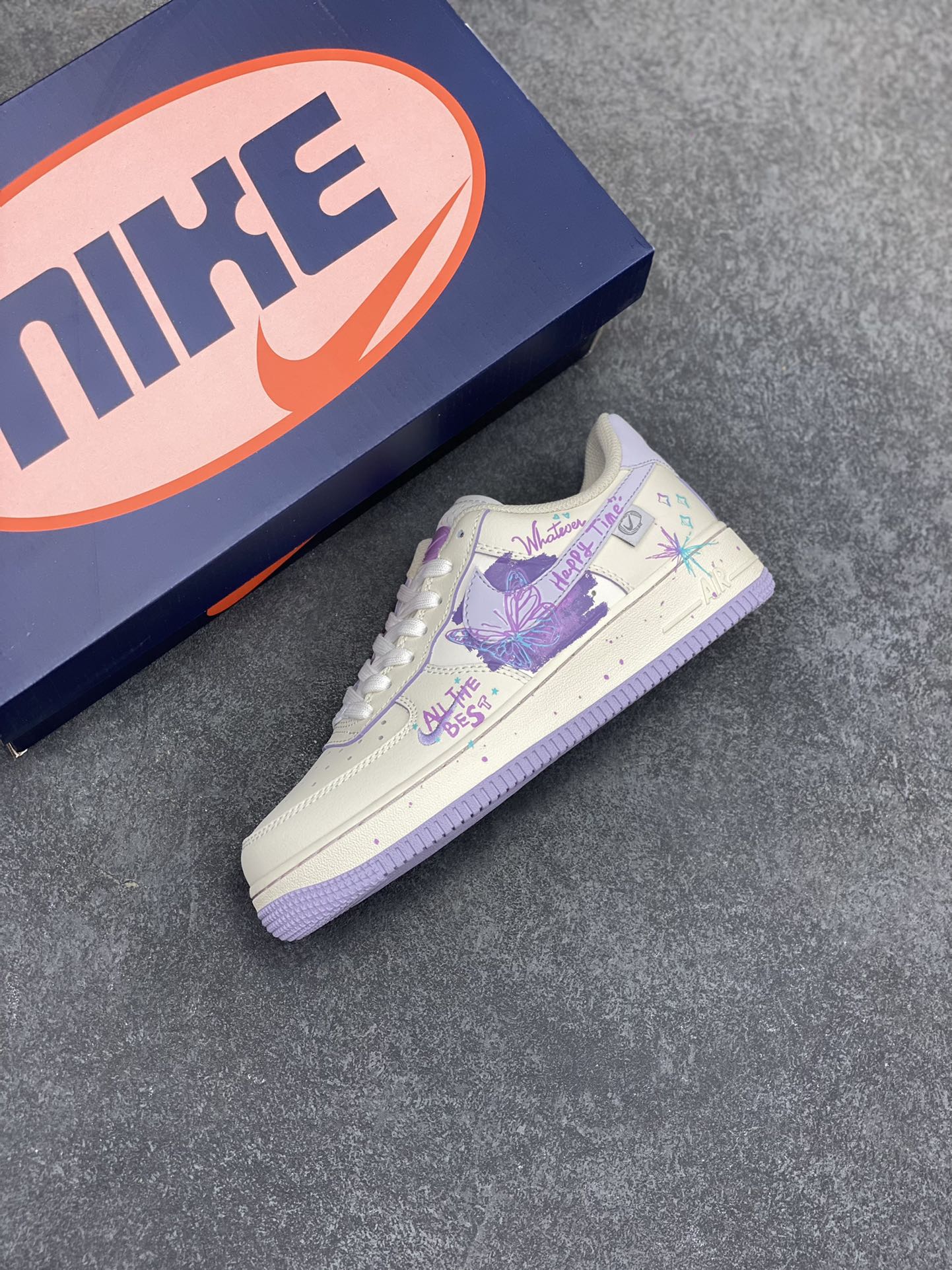 图片[7]-手绘涂鸦“紫蝴蝶”🦋“Purple Butterfly”🦋 空军一号定制板鞋 春至，暖阳倾洒，漫山遍野的紫花烂漫绽放，将大地装点得如梦似幻。花丛间，一只紫蝴蝶翩跹而至，瞬间成为这片美景里最灵动的主角。它的翅膀宛如精心雕琢的艺术品，是那种浓郁而迷人的紫，恰似春日晚霞晕染的色彩，还泛着丝绒般的光泽 货号：FB1839-213 尺码：36 36.5 37.5 38 38.5 39 40 40.5 41 42-选品中心