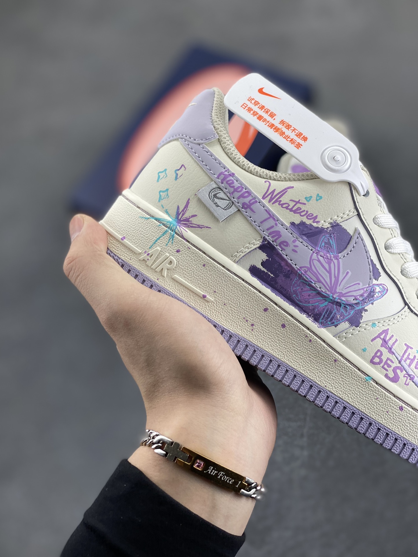 图片[6]-手绘涂鸦“紫蝴蝶”🦋“Purple Butterfly”🦋 空军一号定制板鞋 春至，暖阳倾洒，漫山遍野的紫花烂漫绽放，将大地装点得如梦似幻。花丛间，一只紫蝴蝶翩跹而至，瞬间成为这片美景里最灵动的主角。它的翅膀宛如精心雕琢的艺术品，是那种浓郁而迷人的紫，恰似春日晚霞晕染的色彩，还泛着丝绒般的光泽 货号：FB1839-213 尺码：36 36.5 37.5 38 38.5 39 40 40.5 41 42-选品中心