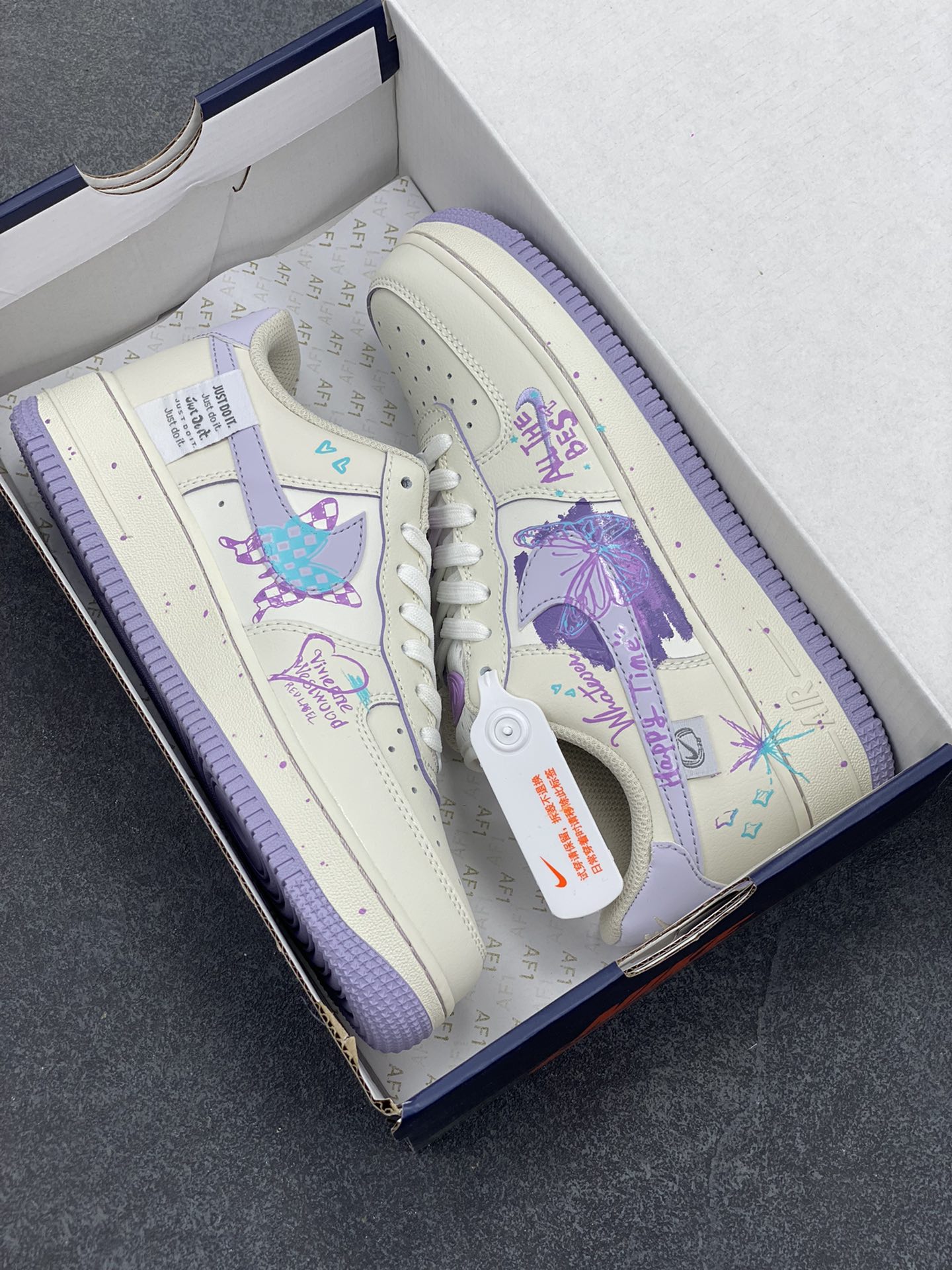 图片[9]-手绘涂鸦“紫蝴蝶”🦋“Purple Butterfly”🦋 空军一号定制板鞋 春至，暖阳倾洒，漫山遍野的紫花烂漫绽放，将大地装点得如梦似幻。花丛间，一只紫蝴蝶翩跹而至，瞬间成为这片美景里最灵动的主角。它的翅膀宛如精心雕琢的艺术品，是那种浓郁而迷人的紫，恰似春日晚霞晕染的色彩，还泛着丝绒般的光泽 货号：FB1839-213 尺码：36 36.5 37.5 38 38.5 39 40 40.5 41 42-选品中心