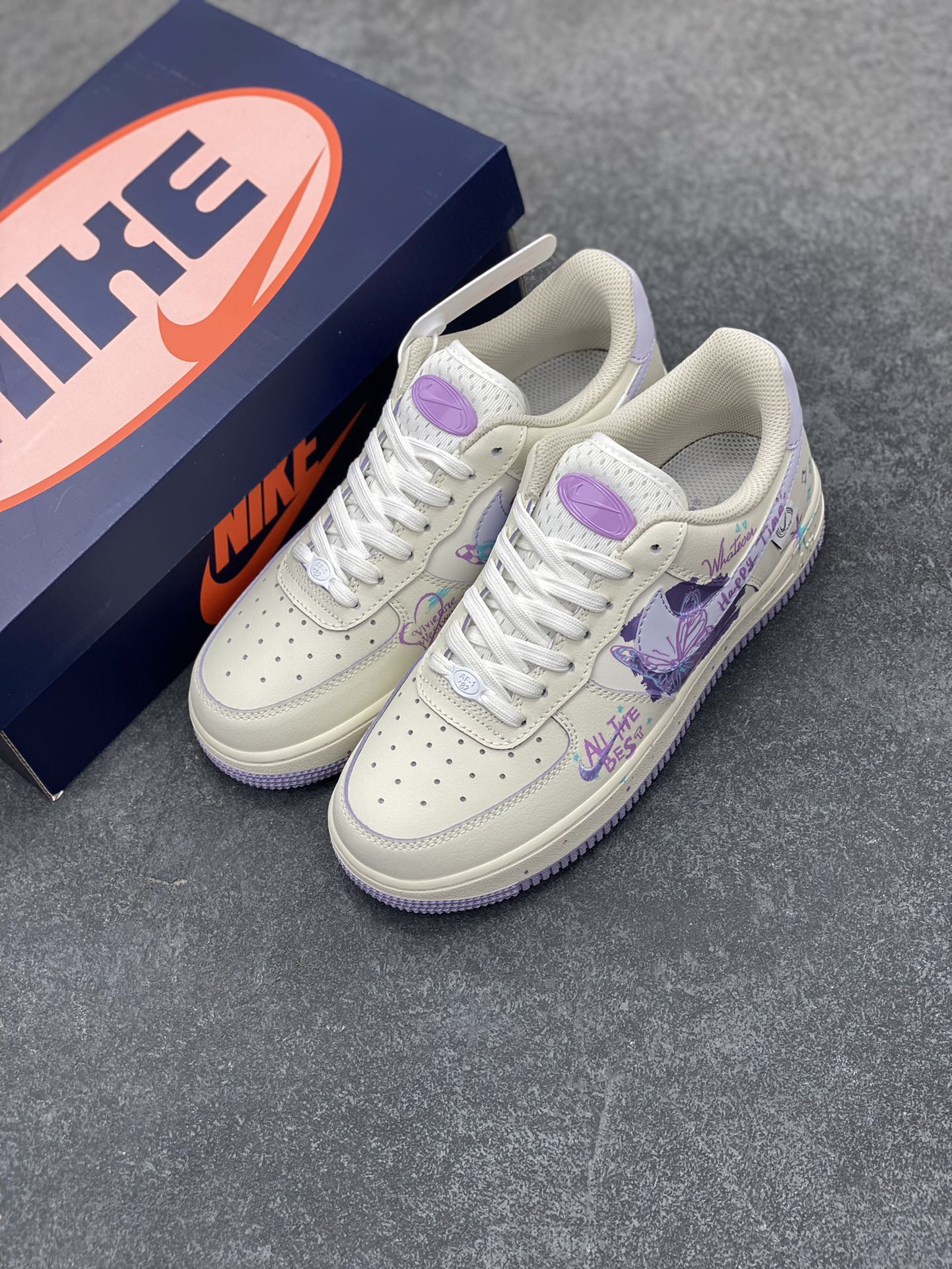 图片[8]-手绘涂鸦“紫蝴蝶”🦋“Purple Butterfly”🦋 空军一号定制板鞋 春至，暖阳倾洒，漫山遍野的紫花烂漫绽放，将大地装点得如梦似幻。花丛间，一只紫蝴蝶翩跹而至，瞬间成为这片美景里最灵动的主角。它的翅膀宛如精心雕琢的艺术品，是那种浓郁而迷人的紫，恰似春日晚霞晕染的色彩，还泛着丝绒般的光泽 货号：FB1839-213 尺码：36 36.5 37.5 38 38.5 39 40 40.5 41 42-选品中心