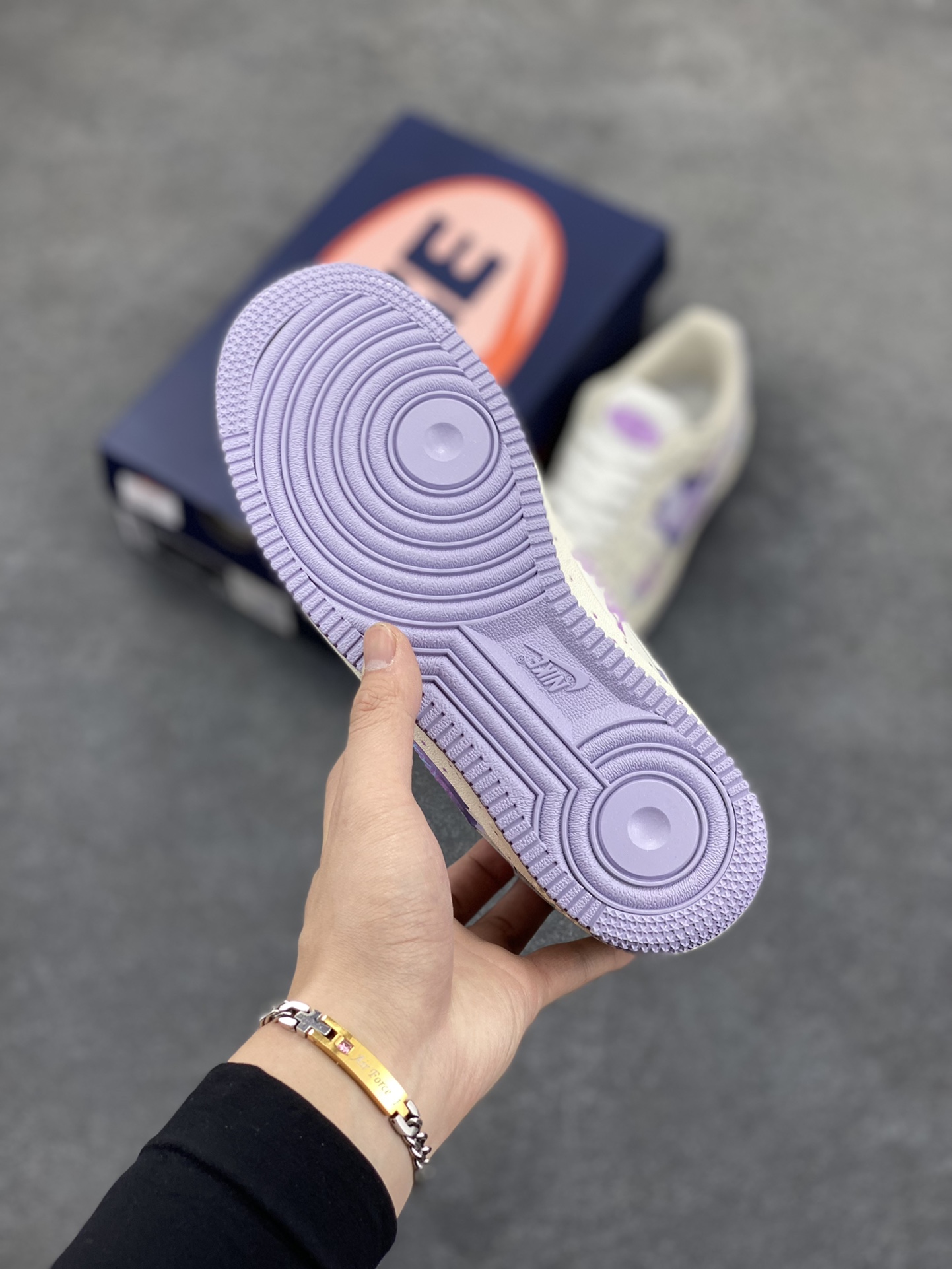 图片[5]-手绘涂鸦“紫蝴蝶”🦋“Purple Butterfly”🦋 空军一号定制板鞋 春至，暖阳倾洒，漫山遍野的紫花烂漫绽放，将大地装点得如梦似幻。花丛间，一只紫蝴蝶翩跹而至，瞬间成为这片美景里最灵动的主角。它的翅膀宛如精心雕琢的艺术品，是那种浓郁而迷人的紫，恰似春日晚霞晕染的色彩，还泛着丝绒般的光泽 货号：FB1839-213 尺码：36 36.5 37.5 38 38.5 39 40 40.5 41 42-选品中心