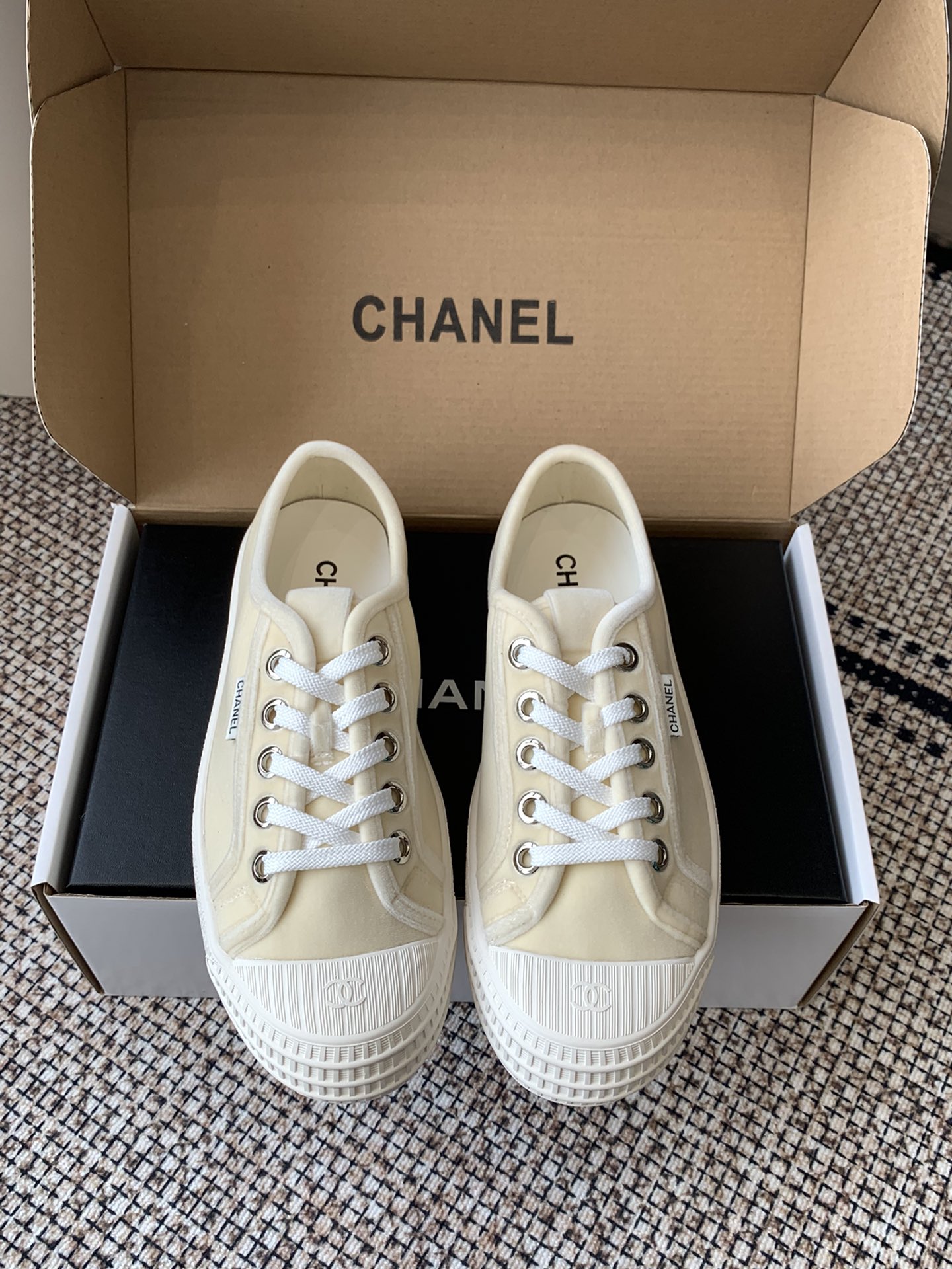 NO:232065,Purchase grade Chanel 25ss Cookie Canvas Shoes Shoes The highest version has been developed for several months and finally comes out. The top casual sneakers in the counter This classic design has a variety of craftsmanship and electric embroidery styles. The sole is fashionable and sporty. It has an extraordinary inclusion of a variety of color matching elements... The diversified mix and match is very beautiful and versatile, casual, fashionable, sports, and outdoors. The upper uses imported corduroy. The inner is sheepskin. The sole is based on wear-resistant rubber sole. Size35-40 (40 custom made without return or replacement), casual shoes/sports shoes, chanel, chanel, sneakers, sheepskin19860909代购级 Chanel香奈儿25ss 饼干帆布鞋 鞋 开发了几个月最高版本终于出来了 专柜顶级休闲款运动鞋 这款经典设计 鞋面多种工艺电绣的风格 大底却时尚运动 不平凡的拥入了多种配色元素…… 多元化混搭非常好看百搭,休闲,时尚,运动,户外都能兼顾…… 鞋面采用 进口灯芯绒 内里采用 羊皮 大底根据 耐磨橡胶大底 Size35-40（40订做不退不换）,休闲鞋/运动鞋,chanel,chanel,sneakers,sheepskin,Women's Shoes