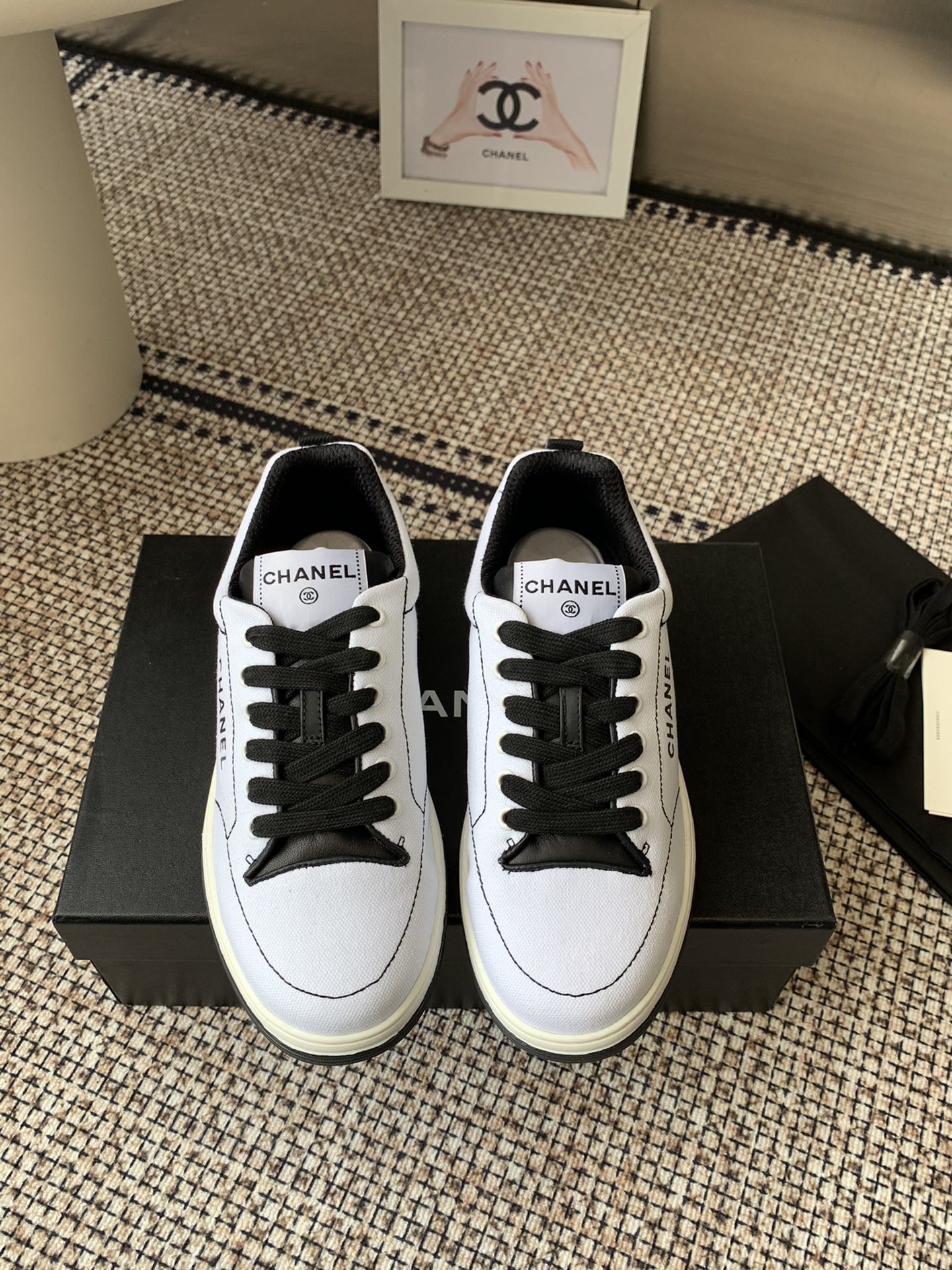 NO:232067,Chanel Chanel's latest 25C casual sneakers, original mold customization, ugly, cute, durable, easy to wear, absolutely fairy style, super comfortable, versatile, casual casual sports style, cool and natural, interpreting Chanel's fashionable feminine temperament, inner sheepskin Original custom mold foam sole size 35-42 (40.41.40 customization), casual shoes/sports shoes, chanel, chanel, sneakers, sheepskin19860909Chanel 香奈儿最新25C休闲运动鞋 原版模具定制 丑萌丑萌的,耐看,好穿 绝对仙女款 超级舒服,百搭 率性的休闲运动风,飒爽又自然,演绎香奈儿的时髦女性气质 内里 羊皮 原版定制开模发泡底 码数35-42(40.41.40定做）,休闲鞋/运动鞋,chanel,chanel,sneakers,sheepskin,Women's Shoes