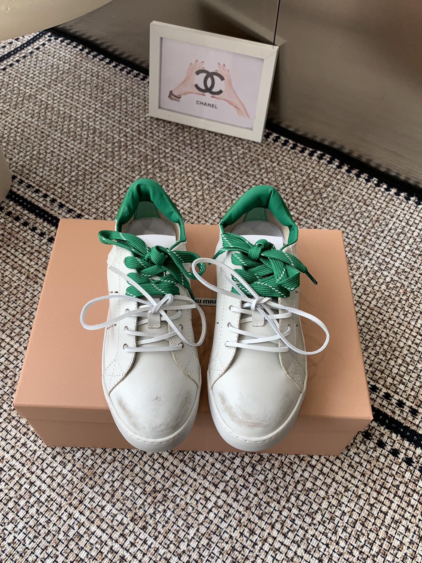 NO:232069,Purchase grade Miu Miu 25ss Miu Miu thick-soled biscuit bottom 25ss Spring and summer new British style lace-up white shoes Casual shoes Miu Miu show suitable and unique color polishing technology comes from the details of the Miu Miu series. The trend elements of the new season are one of the most beloved concepts at this moment, diverse collisions, conveying modern style~ It looks good no matter how you wear it. This summer's fashionable girl's favorite looks not very comfortable. It is super comfortable to wear. The imported original cowhide inner sheepskin. The original sole of the sole Size35-40 (40 custom made without return or exchange), casual shoes/sports shoes, miumiu, sneakers, cowhide, sheepskin19860909代购级 Miu Miu 25ss 缪缪厚底饼干底 25ss 春夏新款英伦风系带 小白鞋 休闲鞋 MiuMiu秀场适当独一无二的擦色工艺工艺来自Miu Miu系列的细节特写 新季的潮流要素一 此刻挚爱的概念,多元对撞,传达现代风格~ 怎么穿都好看今夏时髦精最爱 看起来不怎么舒服 上脚超级舒服 面料进口原版牛皮 内里羊皮 大底原版鞋底 Size35-40（40订做不退换）,休闲鞋/运动鞋,miumiu,sneakers,cowhide,sheepskin,Women's Shoes