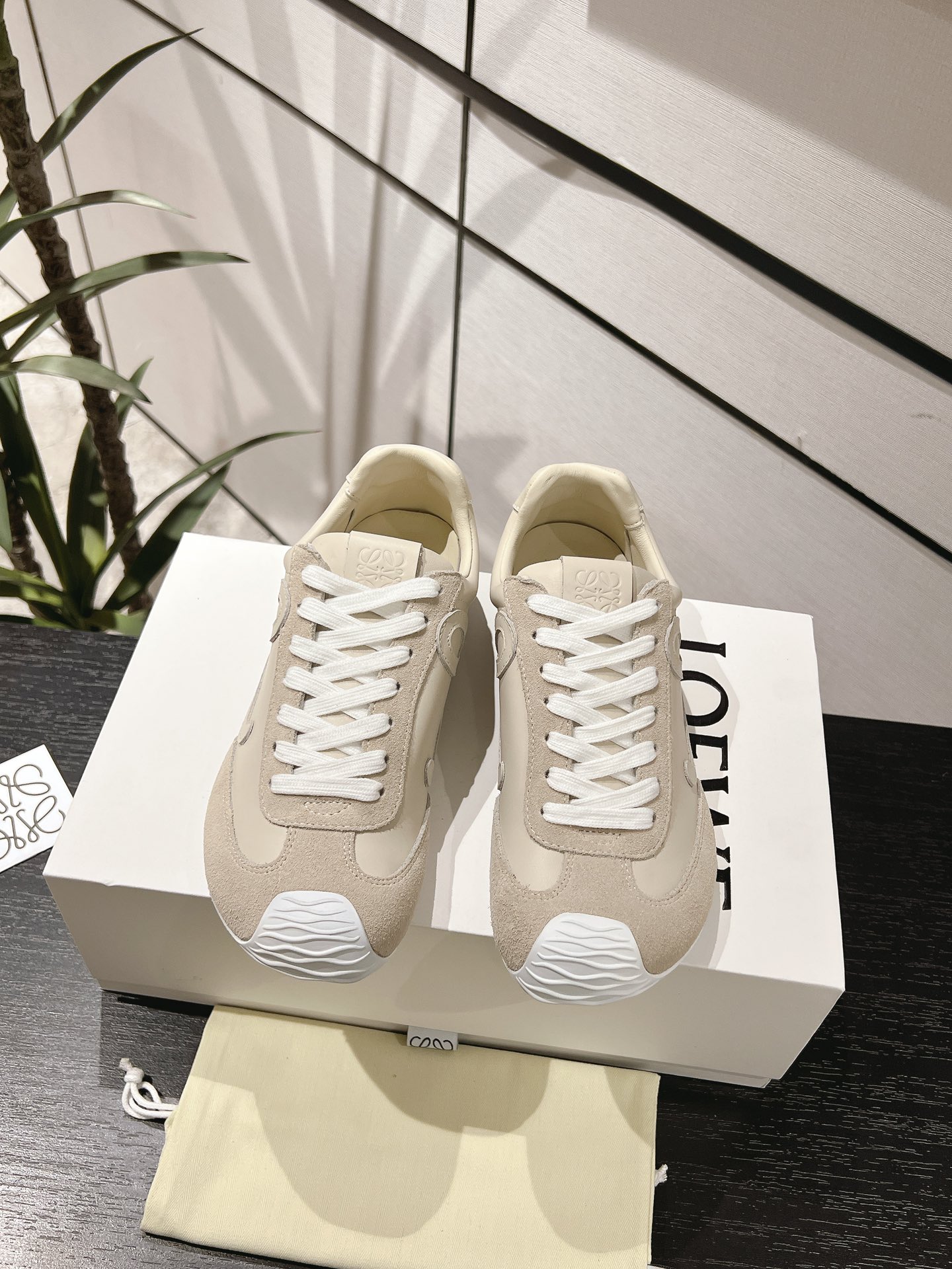 NO:402269,Buckle 50LOEWE · Loewe ss new Ballet Runner 2.0 series couples nylon suede lace-up ballet shoes Forrest Gump shoes De training shoes casual sneakers top version original purchase developed and made products This Loewe sneaker uses a soft upper with the 'L' logo and a honey-colored rubber wavy sole, wrapped around the toes and be bent to the heel, using tension and contrasting craftsmanship and craftsmanship to collide with craftsmanship, natural materials and craftsmanship create sparks!  Original imported nylon fabric + top layer cowhide, original custom soft sheepskin, original sole, open mold, anti-slip rubber sole, thickness of the sole is about 2.5cm, size for women 35-41 men 39-44, casual shoes/sports shoes, loewe, loewe, sneakers, cowhide, sheepskin19860909扣子50LOEWE·罗意威 ss新款 Ballet Runner 2.0系列情侣款尼龙绒面系带芭蕾鞋阿甘鞋德训鞋休闲运动鞋 顶级版本原版购入开发做货 这款罗意威运动鞋采用饰有“L”徽标的柔软鞋面和蜂蜜色橡胶波浪鞋底,包裹到脚尖并弯曲到脚后跟,运用张力和对比手工艺与匠心态度碰撞,天然材料与工艺擦出火花！ 面料原版进口尼龙面料+头层牛皮 内里原版定制柔软羊皮 鞋底原版开模防滑橡胶底 底厚约2.5cm 码数女35-41男39-44,休闲鞋/运动鞋,loewe,loewe,sneakers,cowhide,sheepskin,Women's Shoes