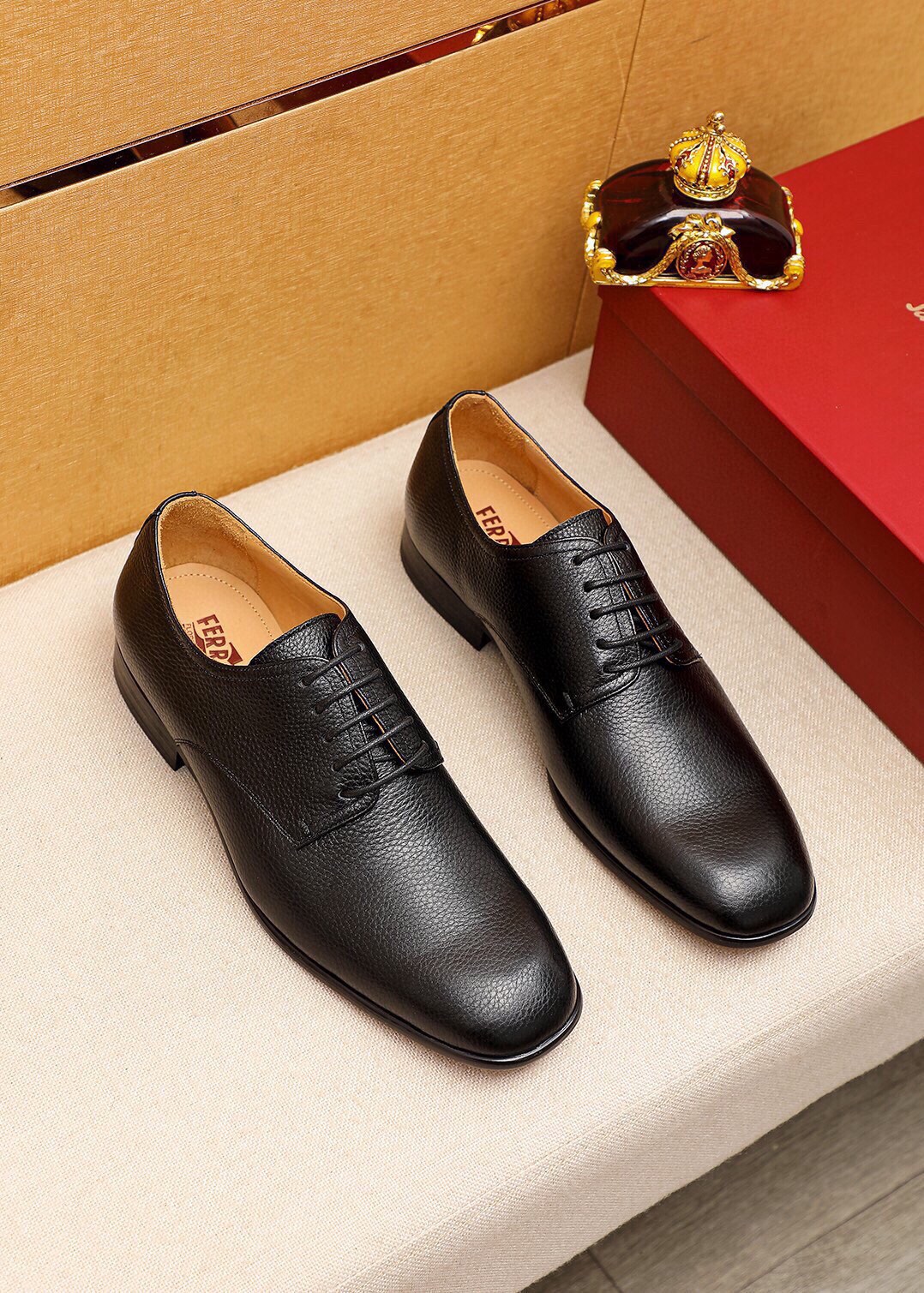 NO:273195,【Ferragamo/Ferragamo】 (high-end beef) New Ferragamo* Ferragamo classic business leather shoes!  Use imported lychee-patterned cowhide upper, with comfortable cowhide inner layer!  Rubber outsole!  Number of codes 38-44 (45 customized), ferragamo, cowhide19860909【Ferragamo/菲拉格幕】（高端牛里) 新款Ferragamo* 菲拉格幕经典商务皮鞋！选用进口头层荔枝纹牛皮鞋面,内里头层舒适牛皮内里！橡胶大底！码数38-44（45订制）,,ferragamo,cowhide,Men's shoes