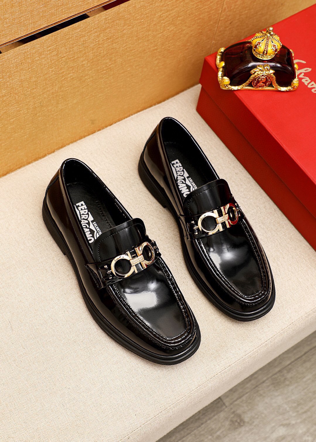 NO:273201,【Ferragamo/Ferragamo】 (high-end beef) New Ferragamo* Ferragamo classic leather shoes!  Use imported top-layer beaded cowhide upper   luxurious hardware buckle, and the inner layer is comfortable cowhide inner!  Original wear-resistant rubber outsole!  Number of codes 38-44 (45 customized), ferragamo, cowhide19860909【Ferragamo/菲拉格幕】（高端牛里) 新款Ferragamo* 菲拉格幕经典正装皮鞋！选用进口头层开边珠牛皮鞋面 奢华五金扣,内里头层舒适牛皮内里！原版耐磨橡胶大底！码数38-44（45订制）,,ferragamo,cowhide,Men's shoes